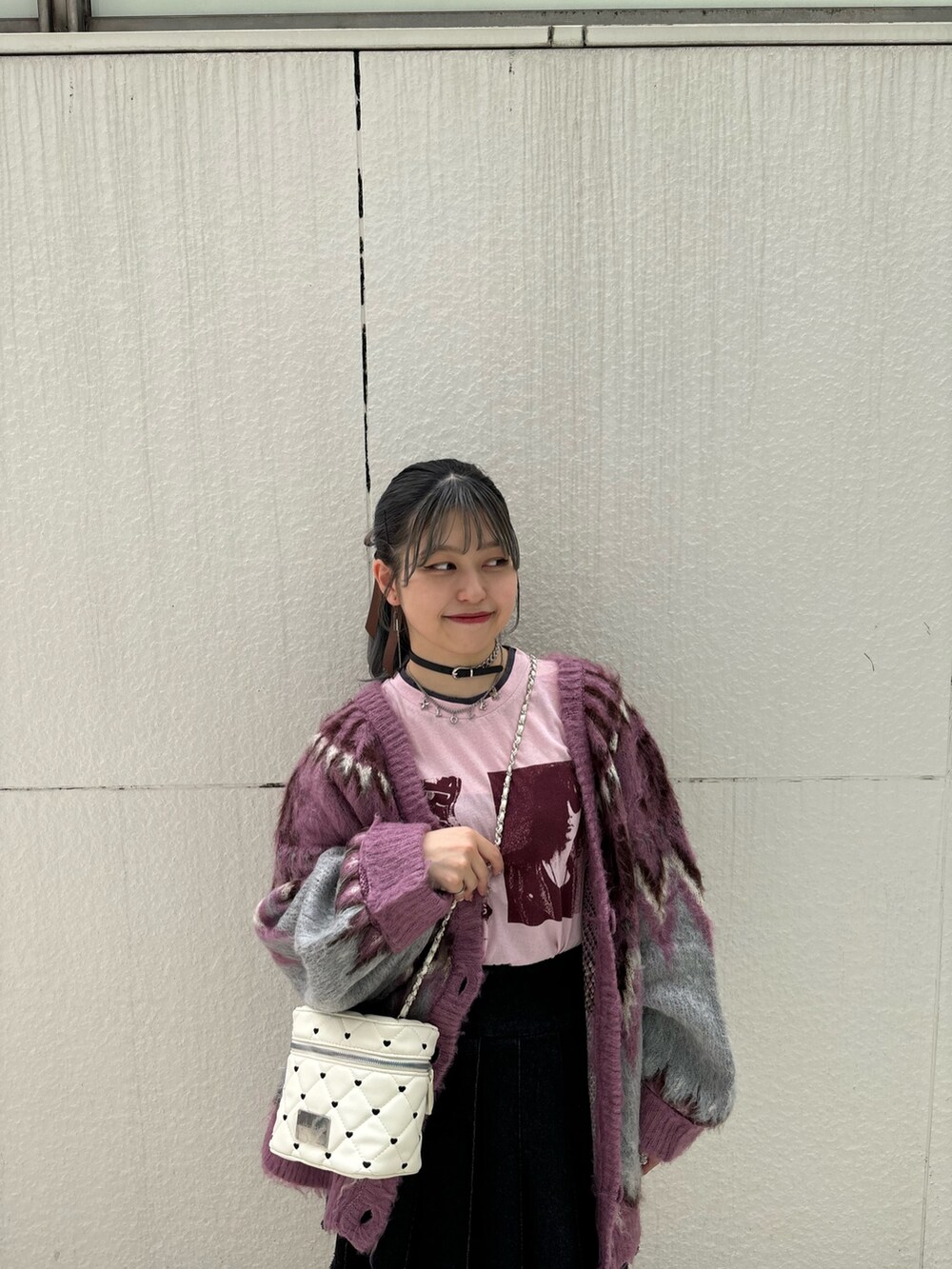 ブラック系のその他パンツ、ホワイト系のショルダーバッグ、ピンク系のTシャツ/カットソーを着用したレディースの秋コーディネートの4枚目の写真