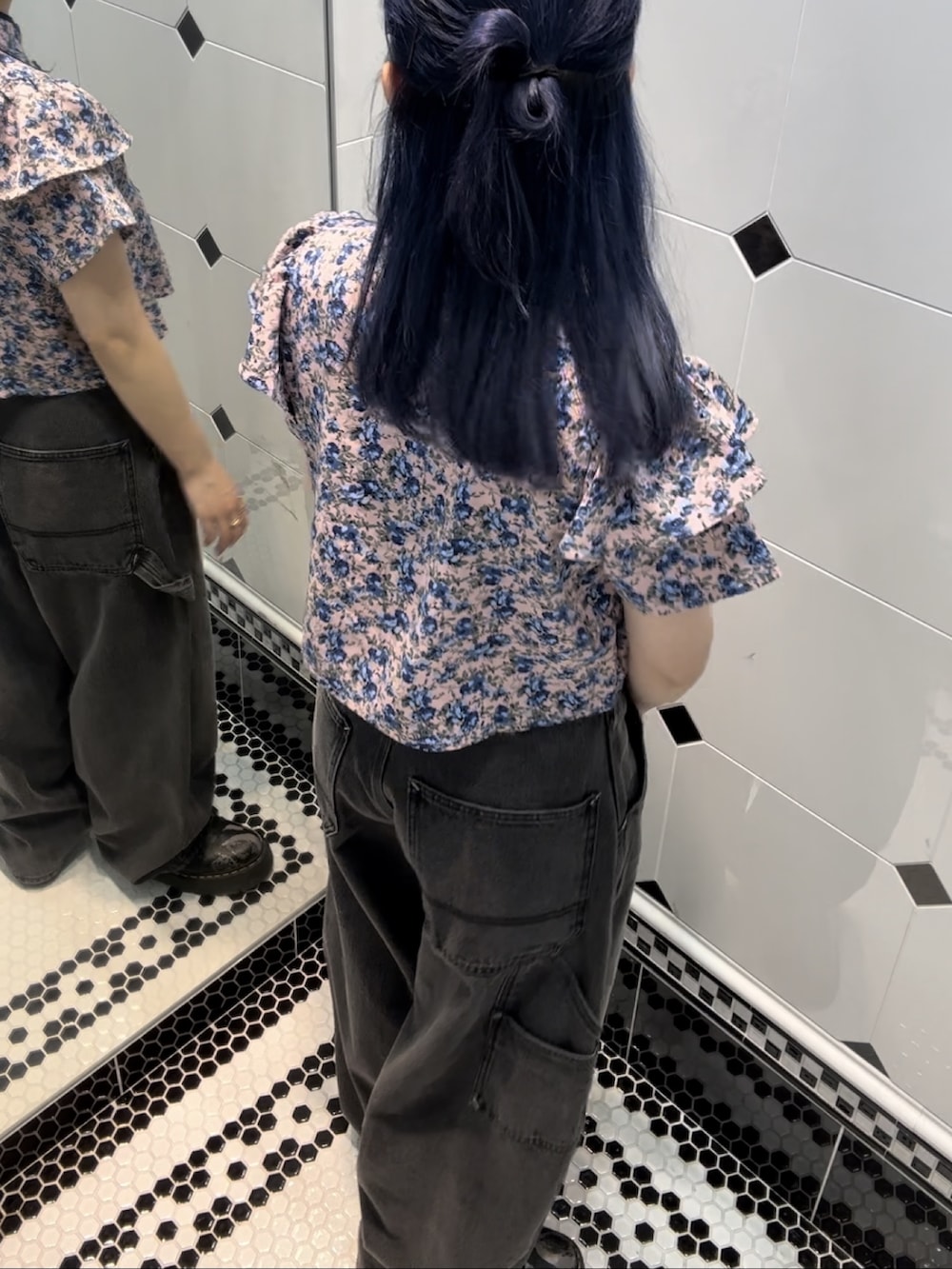 ブラック系のデニムパンツ、ピンク系のシャツ/ブラウス、ピンク系のシャツ/ブラウスを着用したレディースの夏コーディネートの3枚目の写真