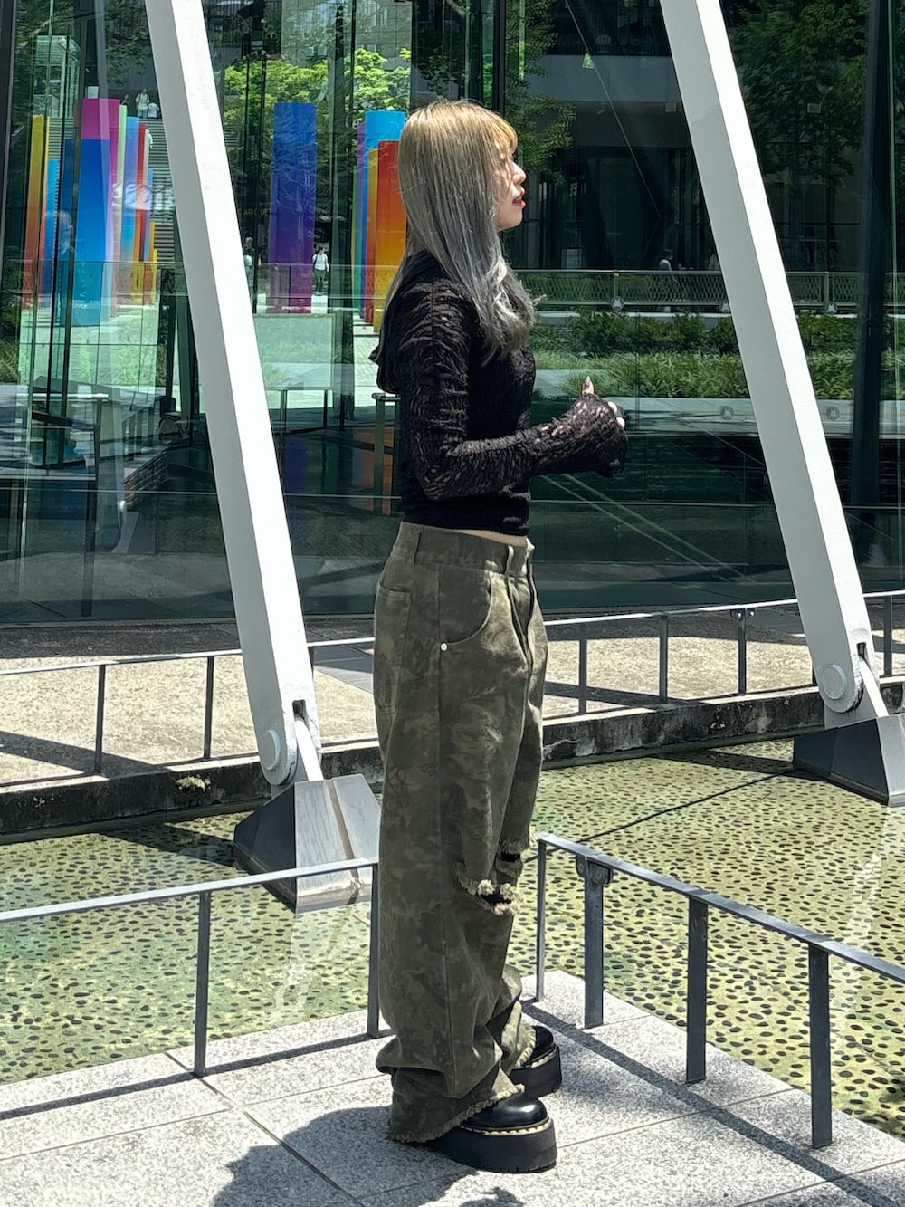 グリーン系のその他パンツ、ブラック系のその他シューズ、ブラック系のタンクトップを着用したレディースの夏コーディネートの2枚目の写真