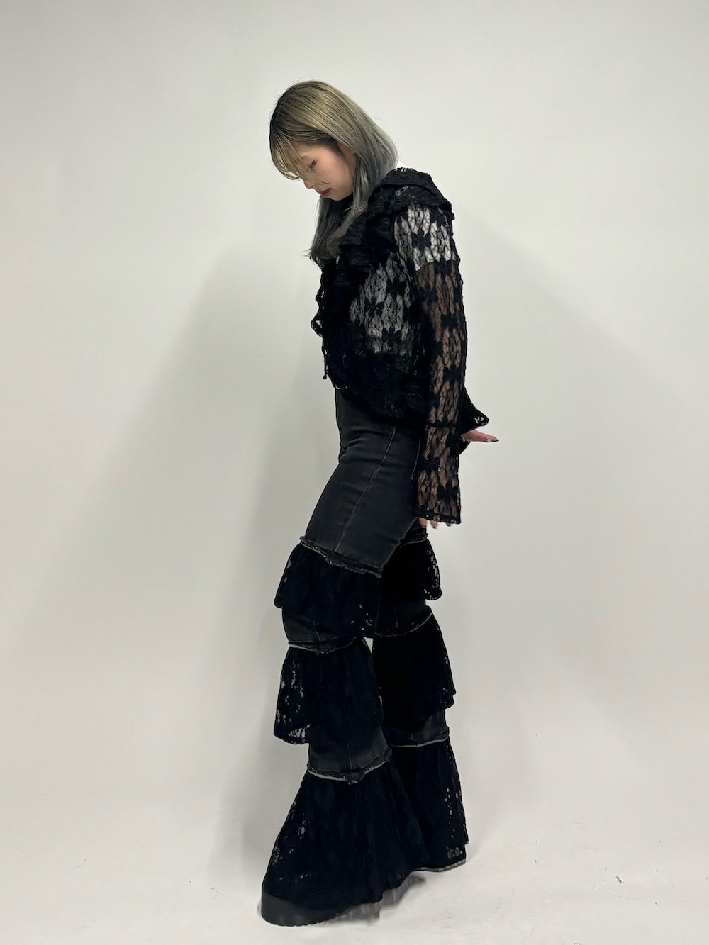 ブラック系のデニムパンツ、ブラック系のその他シューズ、ホワイト系のTシャツ/カットソーを着用したレディースの夏コーディネートの2枚目の写真