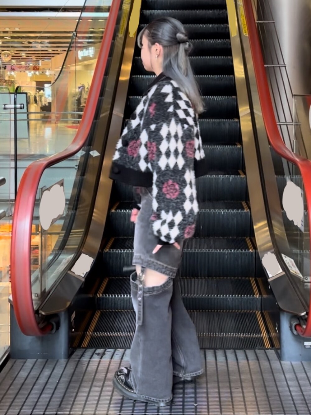 ブラック系のデニムパンツ、ブラック系のワンピース、ブラック系のカーディガン/ボレロを着用したレディースの秋コーディネートの2枚目の写真