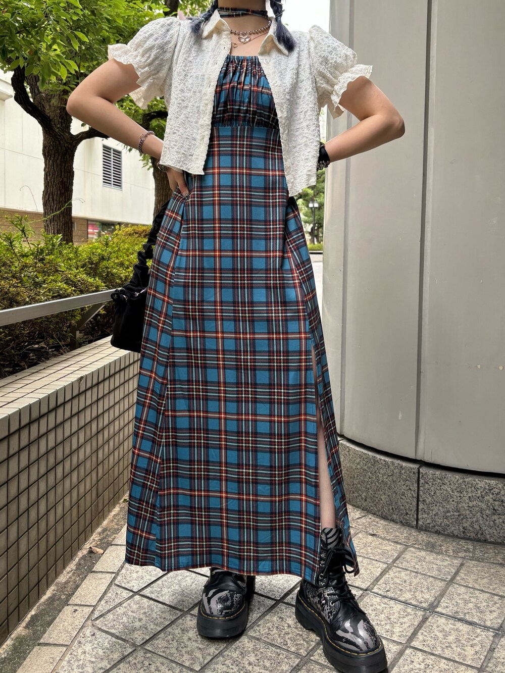 ブルー系のワンピース、ホワイト系のシャツ/ブラウス、ブラック系のショルダーバッグを着用したレディースの夏コーディネートの6枚目の写真