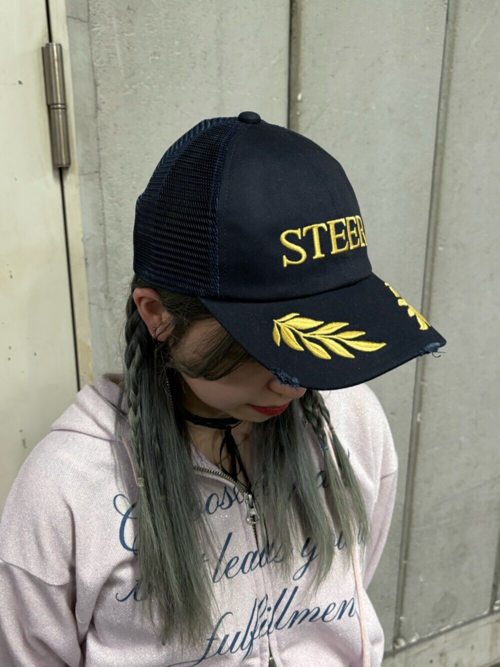 ピンク系のスウェットパンツ、ピンク系のパーカー、ホワイト系のアンサンブルを着用したレディースの春コーディネートの9枚目の写真