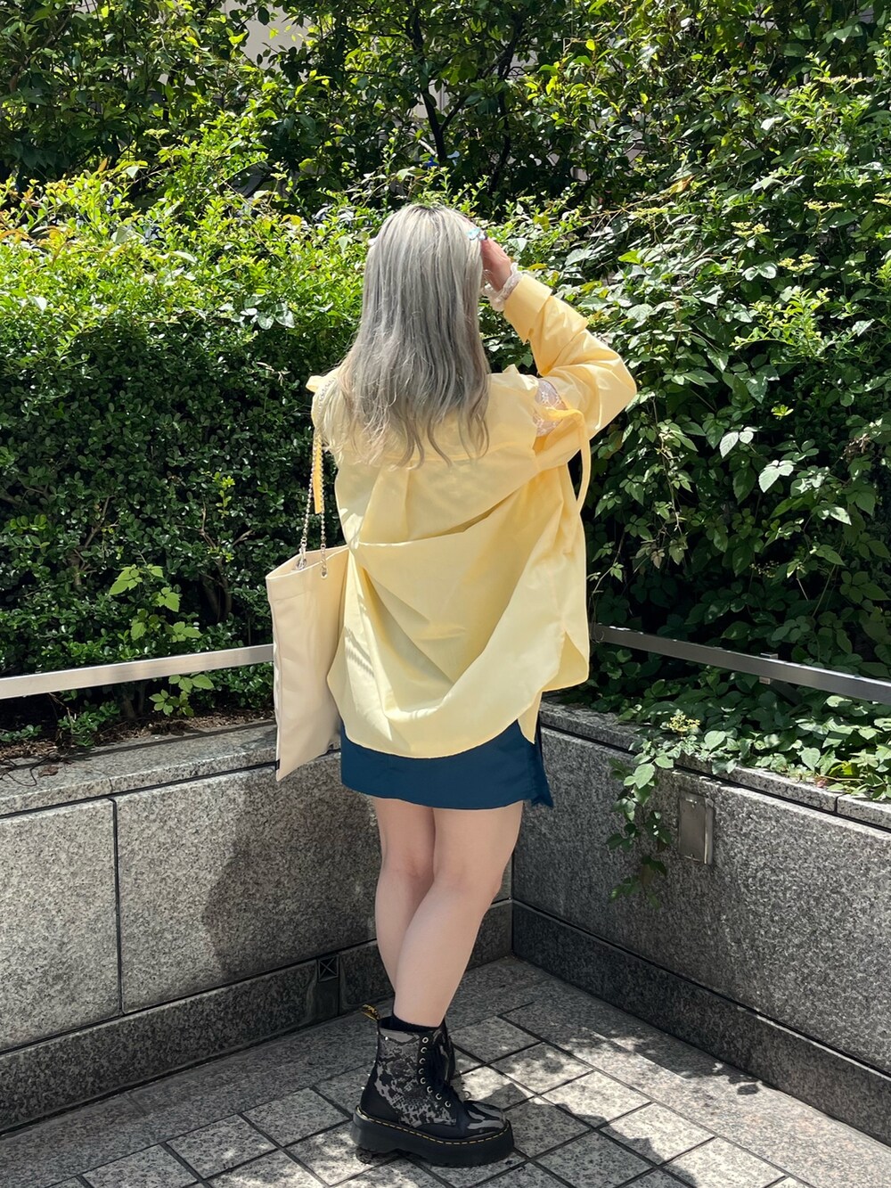 ブルー系のその他パンツ、ホワイト系のハンドバッグ、ホワイト系のTシャツ/カットソーを着用したレディースの夏コーディネートの2枚目の写真