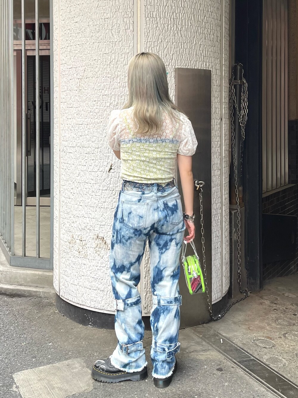 ホワイト系のTシャツ/カットソー、ブルー系のデニムパンツ、その他のボストンバッグを着用したレディースの春コーディネートの3枚目の写真