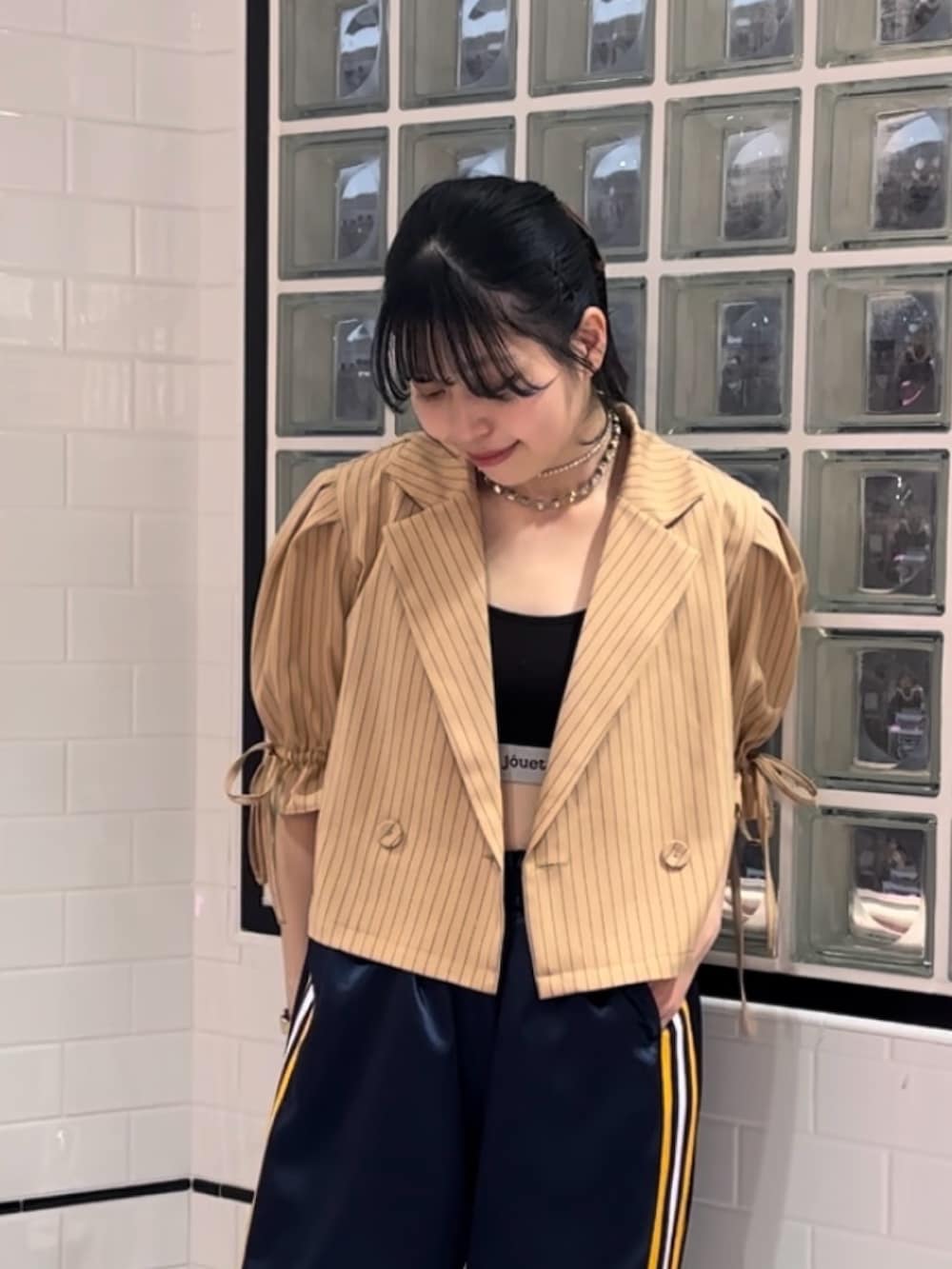 ブルー系のその他パンツ、ブラック系のその他シューズ、ベージュ系のテーラードジャケットを着用したレディースの冬コーディネートの6枚目の写真