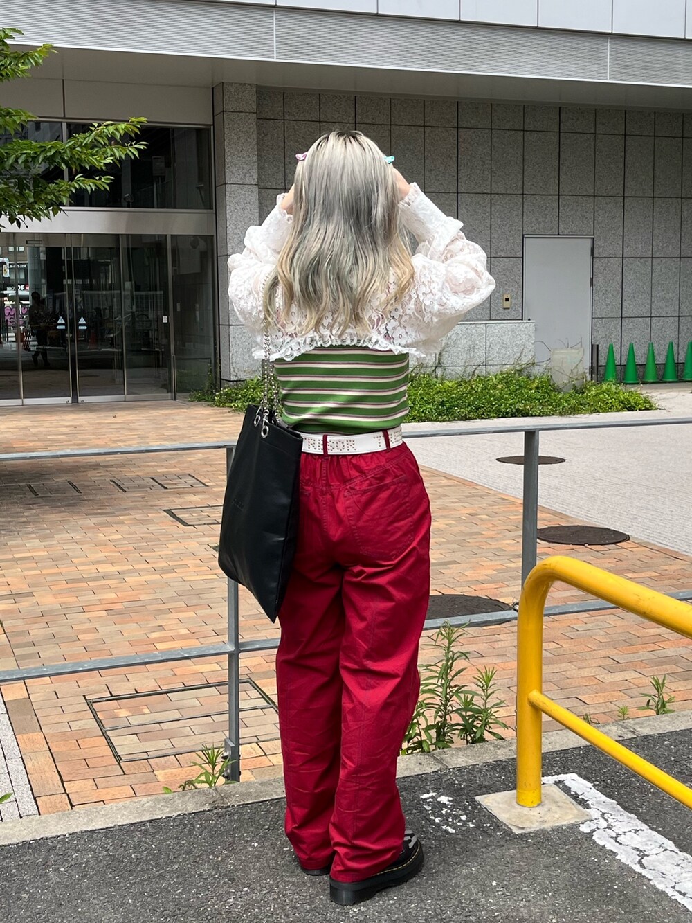 レッド系のその他パンツ、ホワイト系のシャツ/ブラウス、グリーン系のキャミソールを着用したレディースの夏コーディネートの2枚目の写真