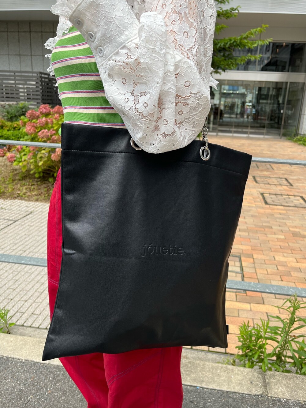 レッド系のその他パンツ、ホワイト系のシャツ/ブラウス、グリーン系のキャミソールを着用したレディースの夏コーディネートの7枚目の写真