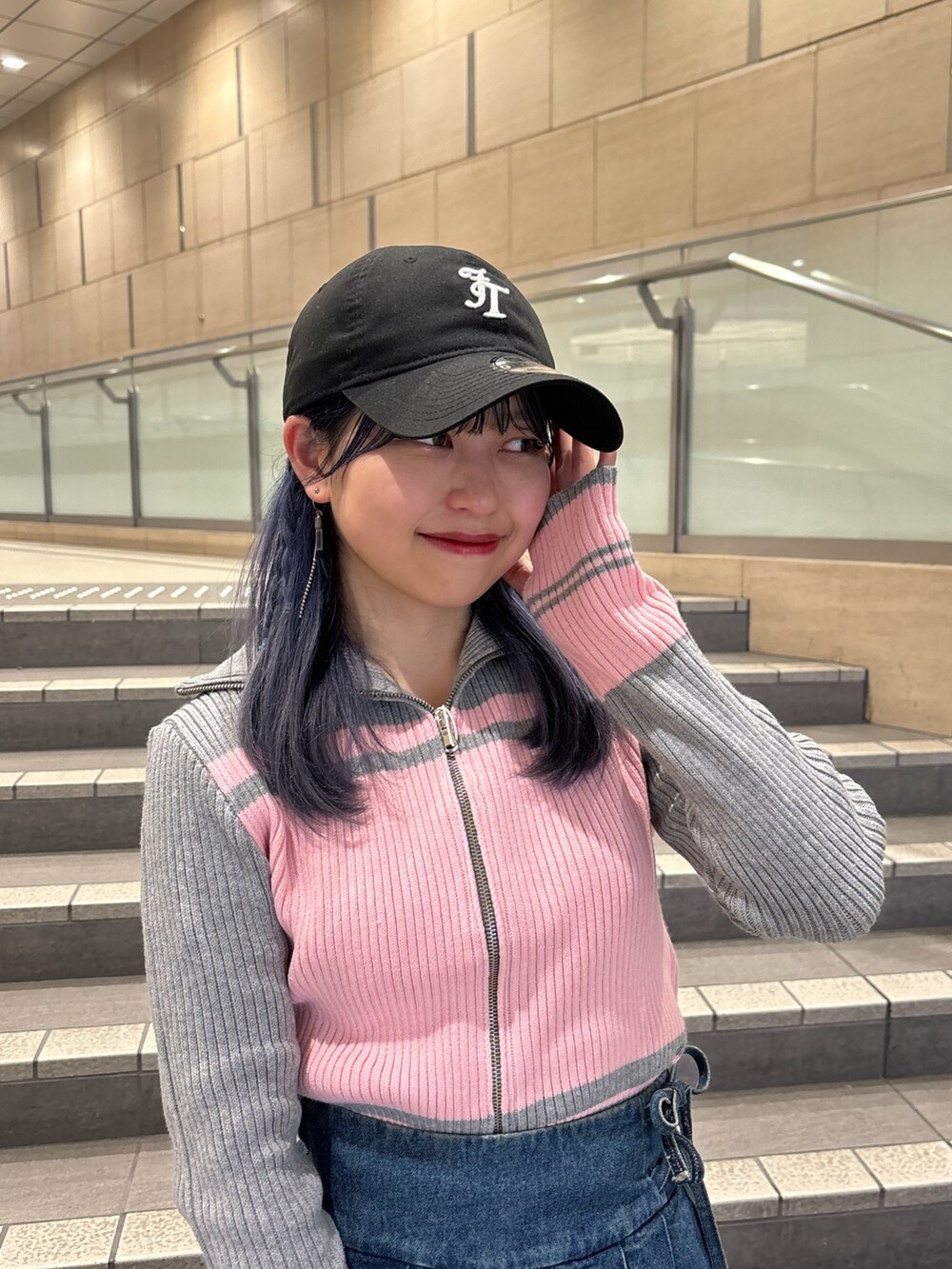 ブルー系のその他パンツ、グレー系のニット/セーターを着用したレディースの秋コーディネートの4枚目の写真