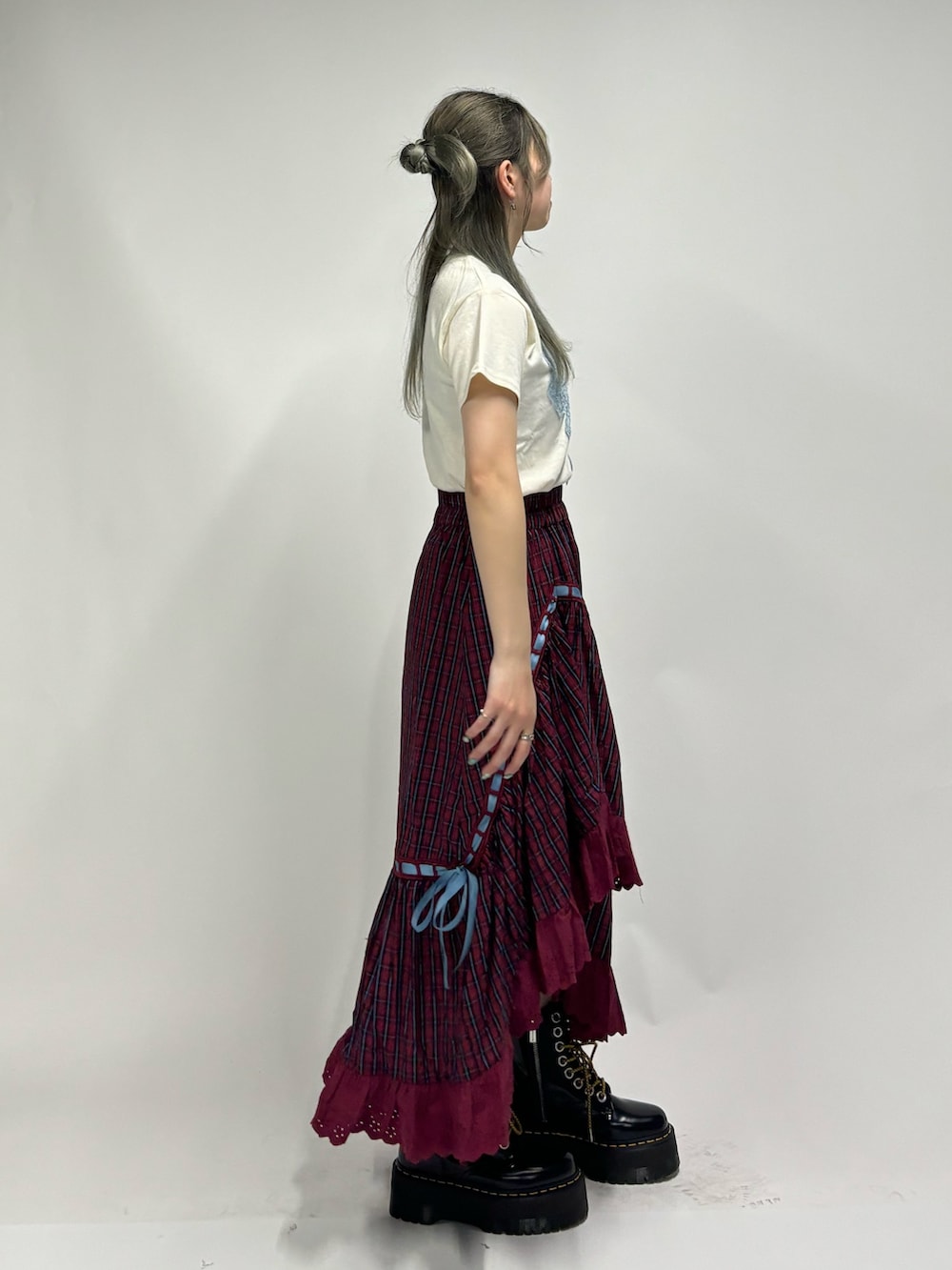 レッド系のスカート、ホワイト系のTシャツ/カットソー、ブラック系のその他シューズを着用したレディースの春コーディネートの2枚目の写真