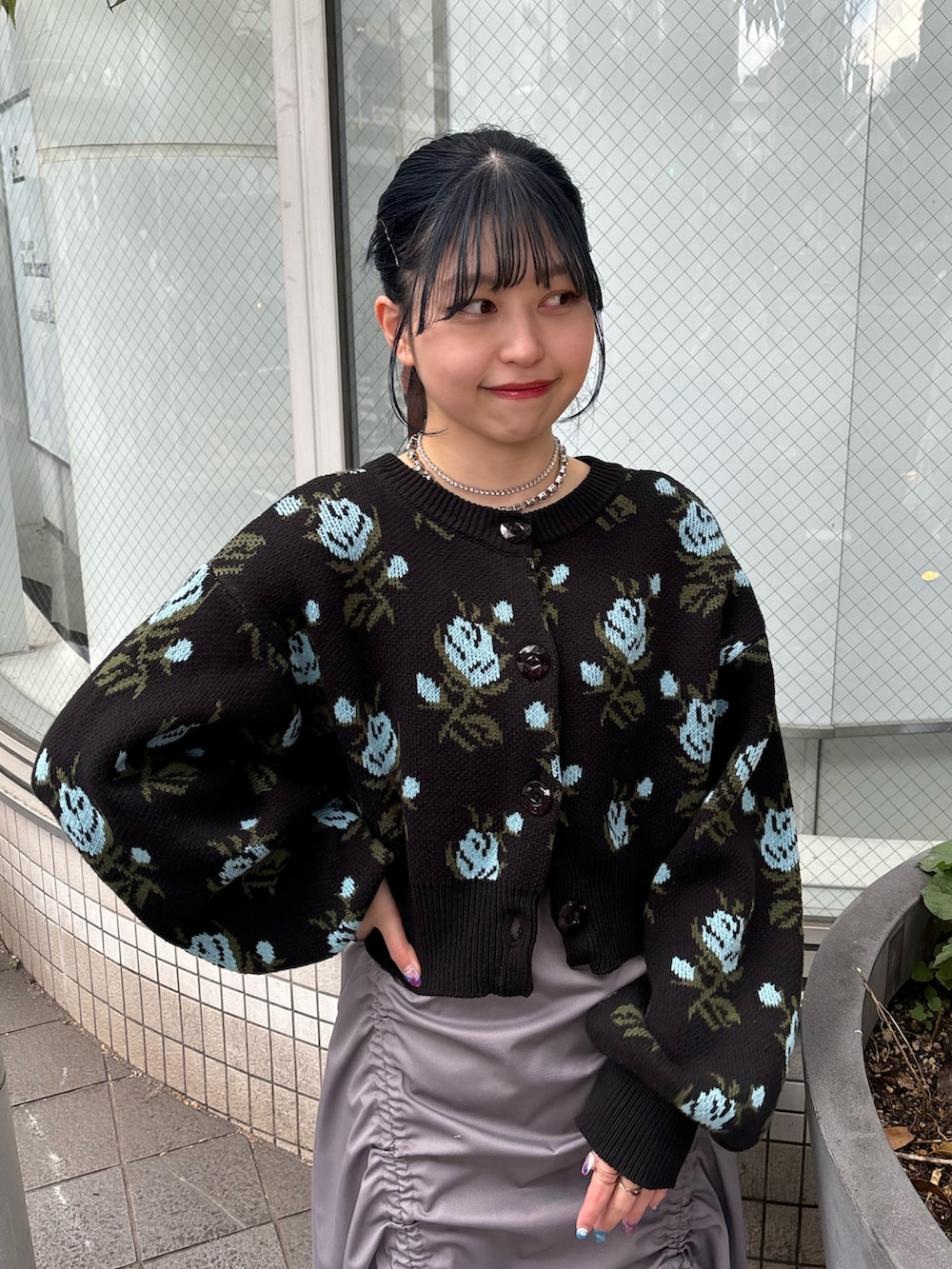 グレー系のワンピース、ブラック系のカーディガン/ボレロ、ブラック系のその他シューズを着用したレディースの冬コーディネートの4枚目の写真