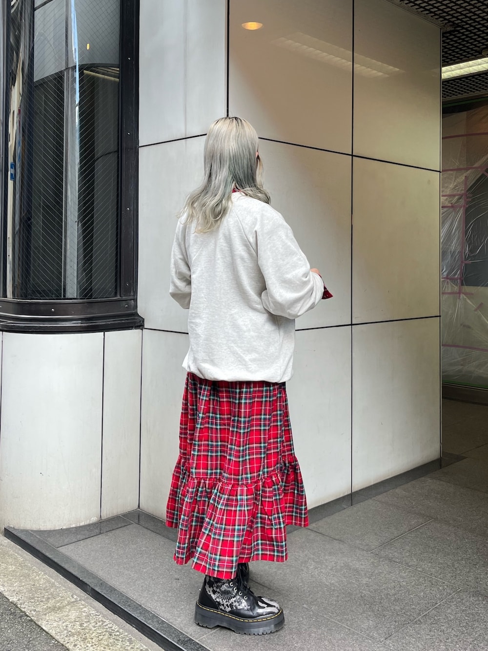 グレー系のスウェット、レッド系のワンピースを着用したレディースの秋コーディネートの3枚目の写真