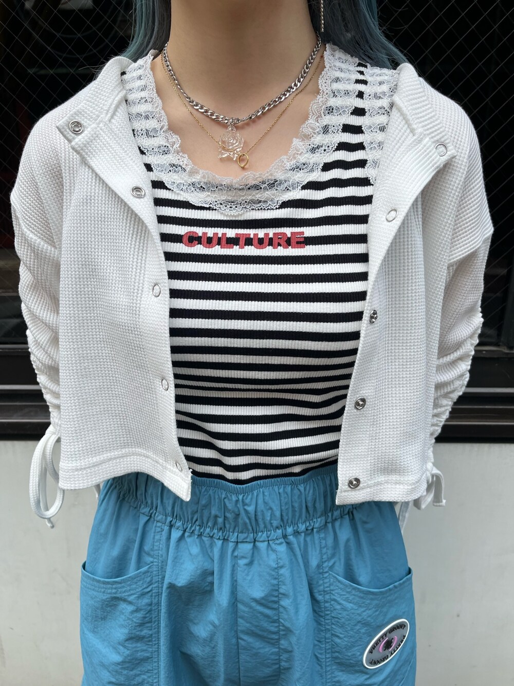 その他のタンクトップ、ホワイト系のTシャツ/カットソー、ブルー系のカーゴパンツを着用したレディースの夏コーディネートの5枚目の写真