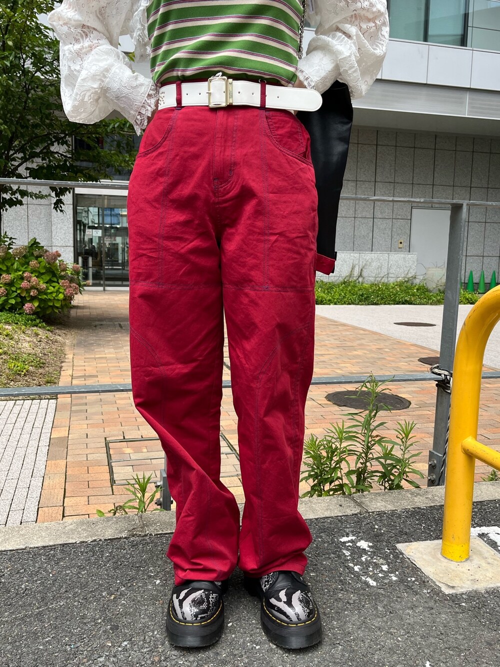 レッド系のその他パンツ、ホワイト系のシャツ/ブラウス、グリーン系のキャミソールを着用したレディースの夏コーディネートの6枚目の写真