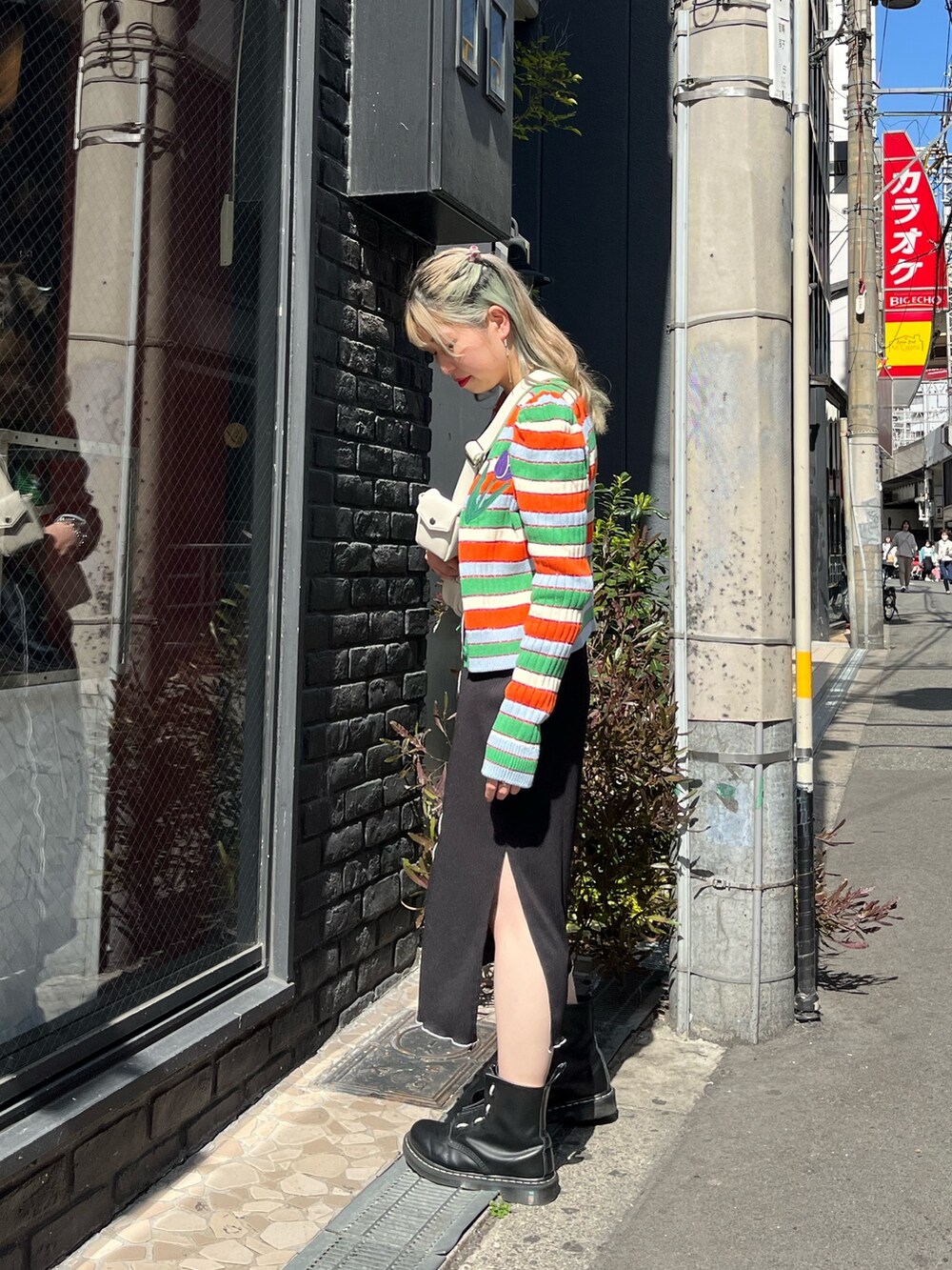 ブラック系のワンピース、ブラック系のタンクトップ、グリーン系のバレッタ/ヘアクリップを着用したレディースの春コーディネートの4枚目の写真