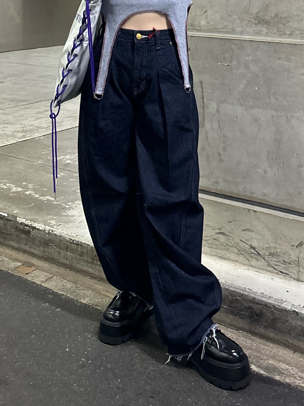 ブルー系のデニムパンツ、ブラック系のドレスシューズ、ブルー系のTシャツ/カットソーを着用したレディースの秋コーディネートの7枚目の写真