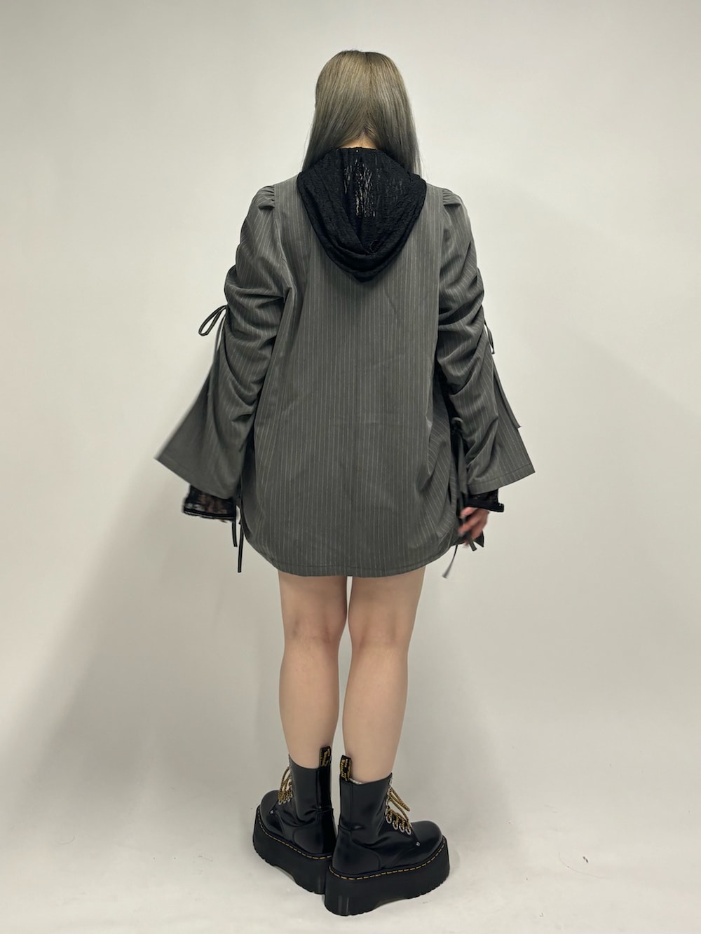 グレー系のスカート、ブラック系のその他シューズ、ブラック系のTシャツ/カットソーを着用したレディースの夏コーディネートの3枚目の写真