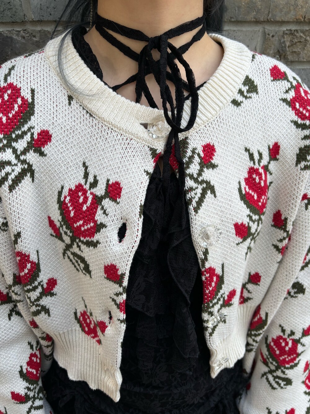 ブラック系のワンピース、ホワイト系のカーディガン/ボレロを着用したレディースの冬コーディネートの6枚目の写真