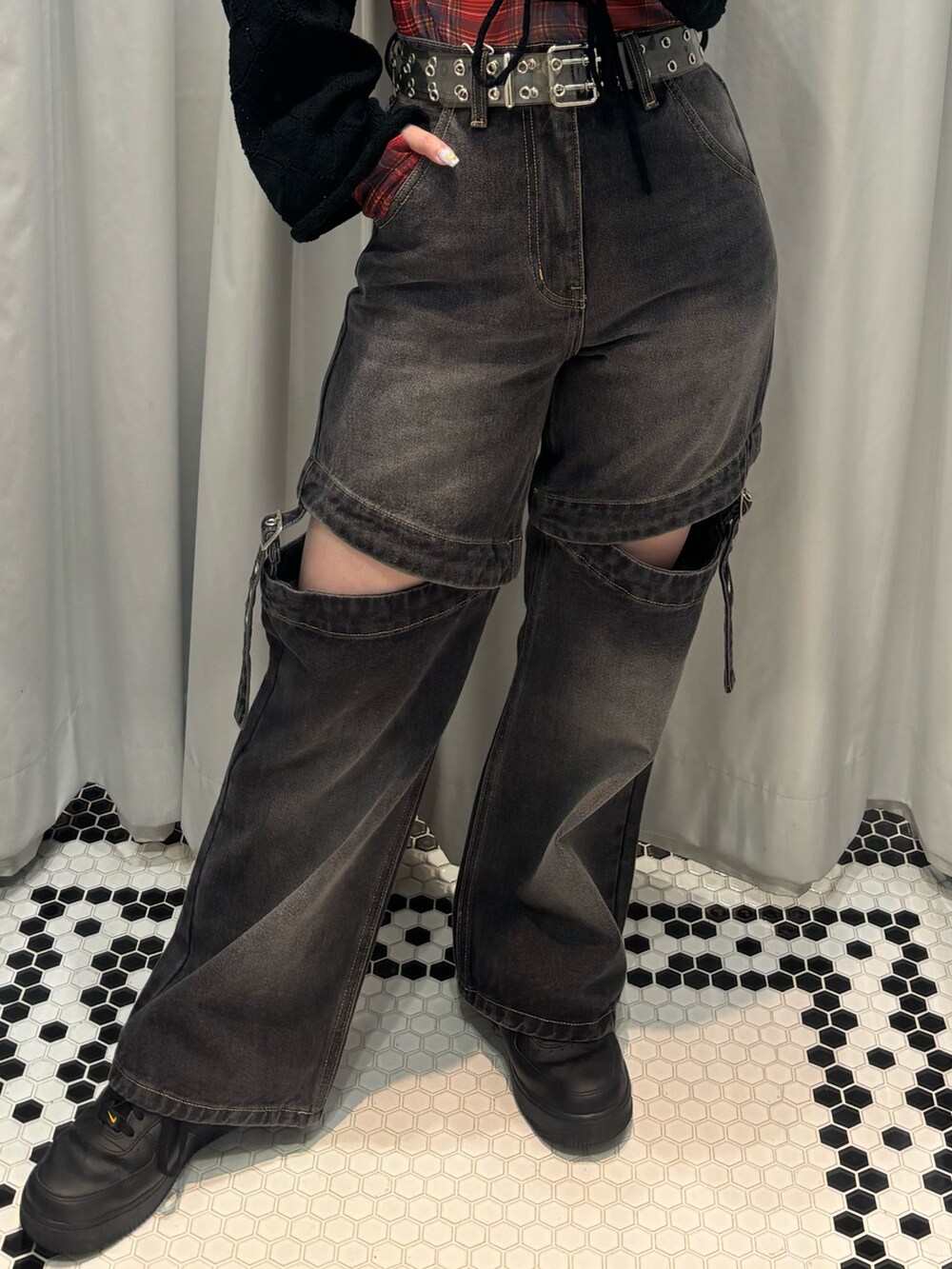 ブラック系のデニムパンツ、レッド系のワンピース、ブラック系のニット/セーターを着用したレディースの夏コーディネートの3枚目の写真