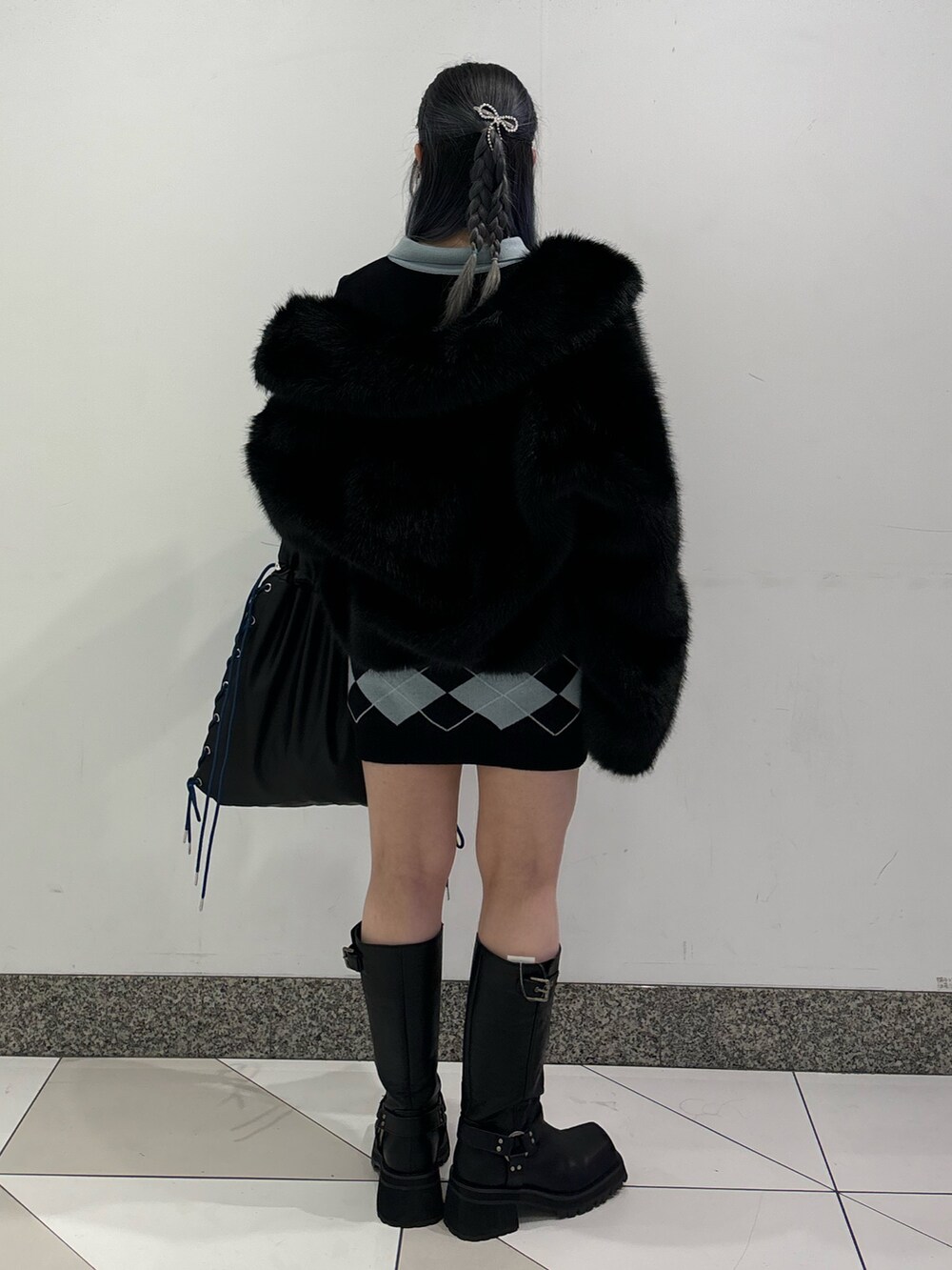 ブラック系のワンピース、ブラック系のトートバッグ、ブラック系のその他アウターを着用したレディースの秋コーディネートの3枚目の写真