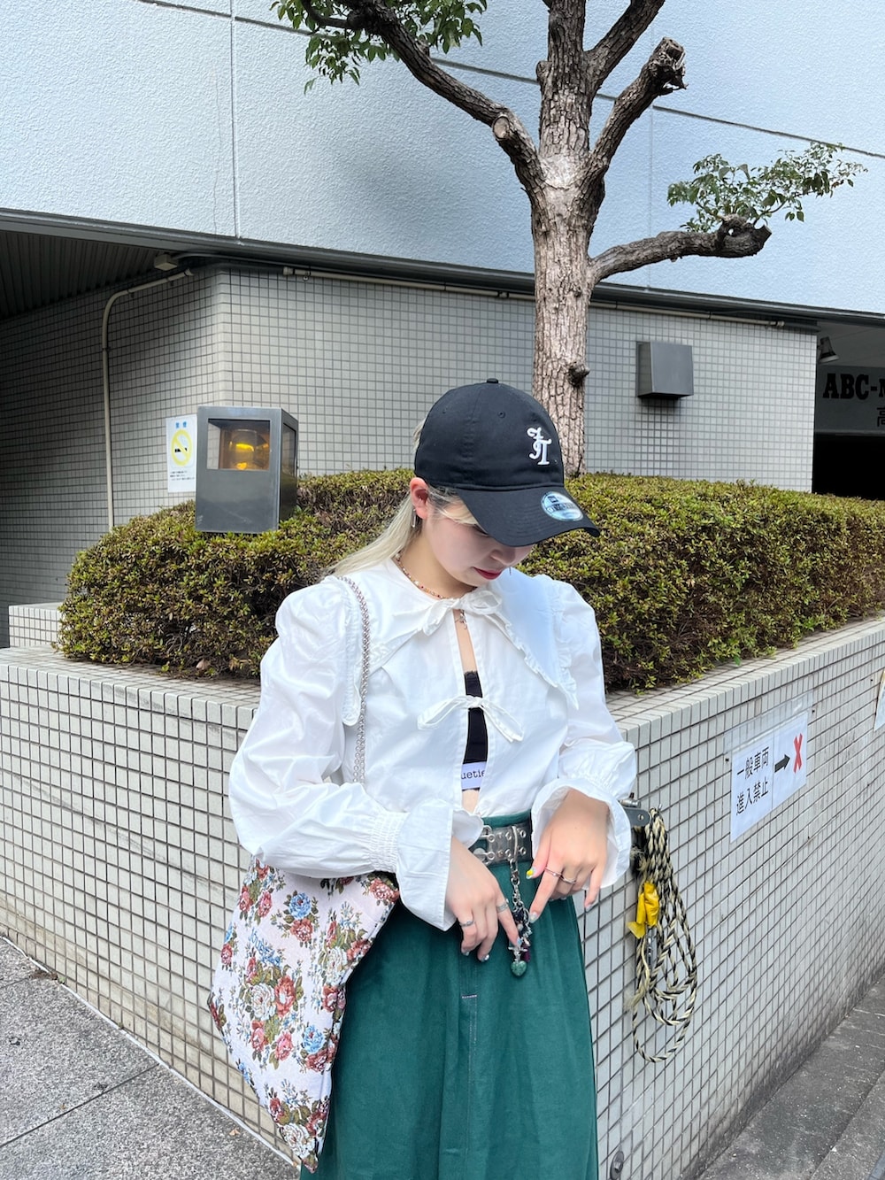 グリーン系のワンピース、その他のハンドバッグ、ホワイト系のシャツ/ブラウスを着用したレディースの夏コーディネートの4枚目の写真