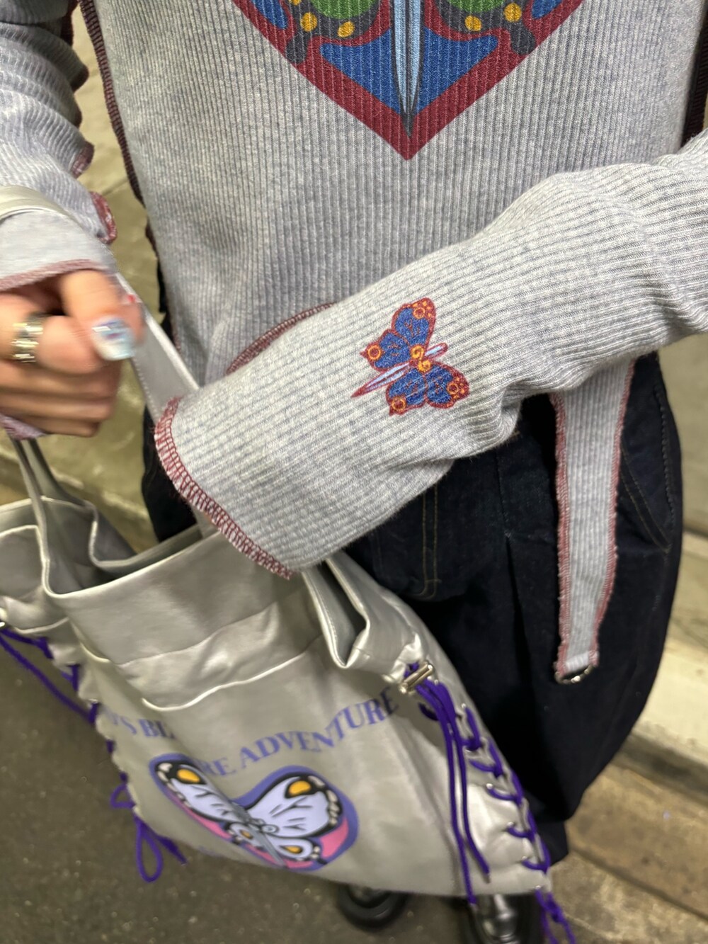 ブルー系のデニムパンツ、ブラック系のドレスシューズ、ブルー系のTシャツ/カットソーを着用したレディースの秋コーディネートの6枚目の写真