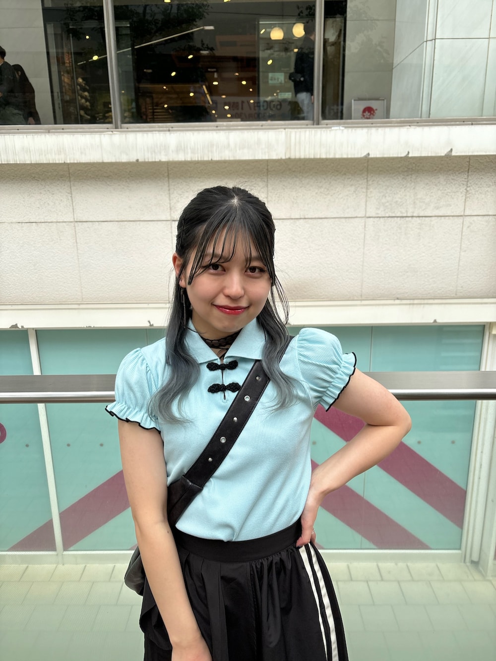 ブラック系のスカート、ブラック系のその他シューズ、ブラック系のショルダーバッグを着用したレディースの春コーディネートの5枚目の写真