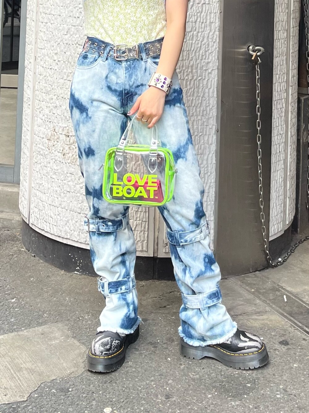 ホワイト系のTシャツ/カットソー、ブルー系のデニムパンツ、その他のボストンバッグを着用したレディースの春コーディネートの4枚目の写真