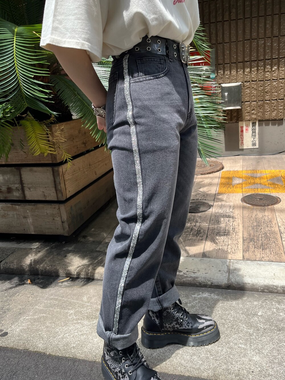 ホワイト系のTシャツ/カットソー、ブラック系のデニムパンツ、パープル系のワンピースを着用したレディースの夏コーディネートの9枚目の写真