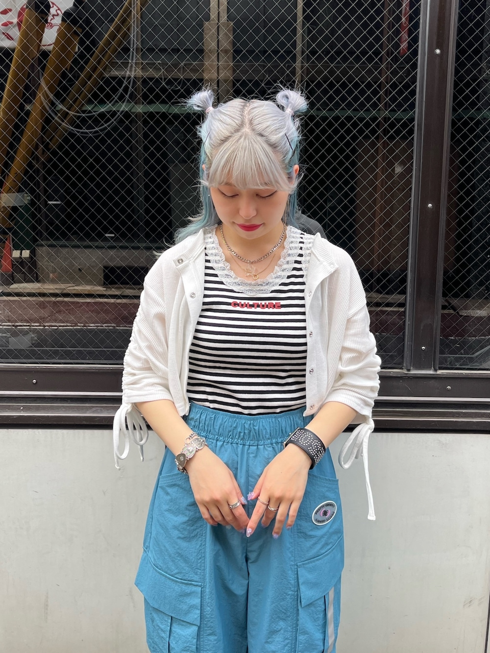 その他のタンクトップ、ホワイト系のTシャツ/カットソー、ブルー系のカーゴパンツを着用したレディースの夏コーディネートの4枚目の写真