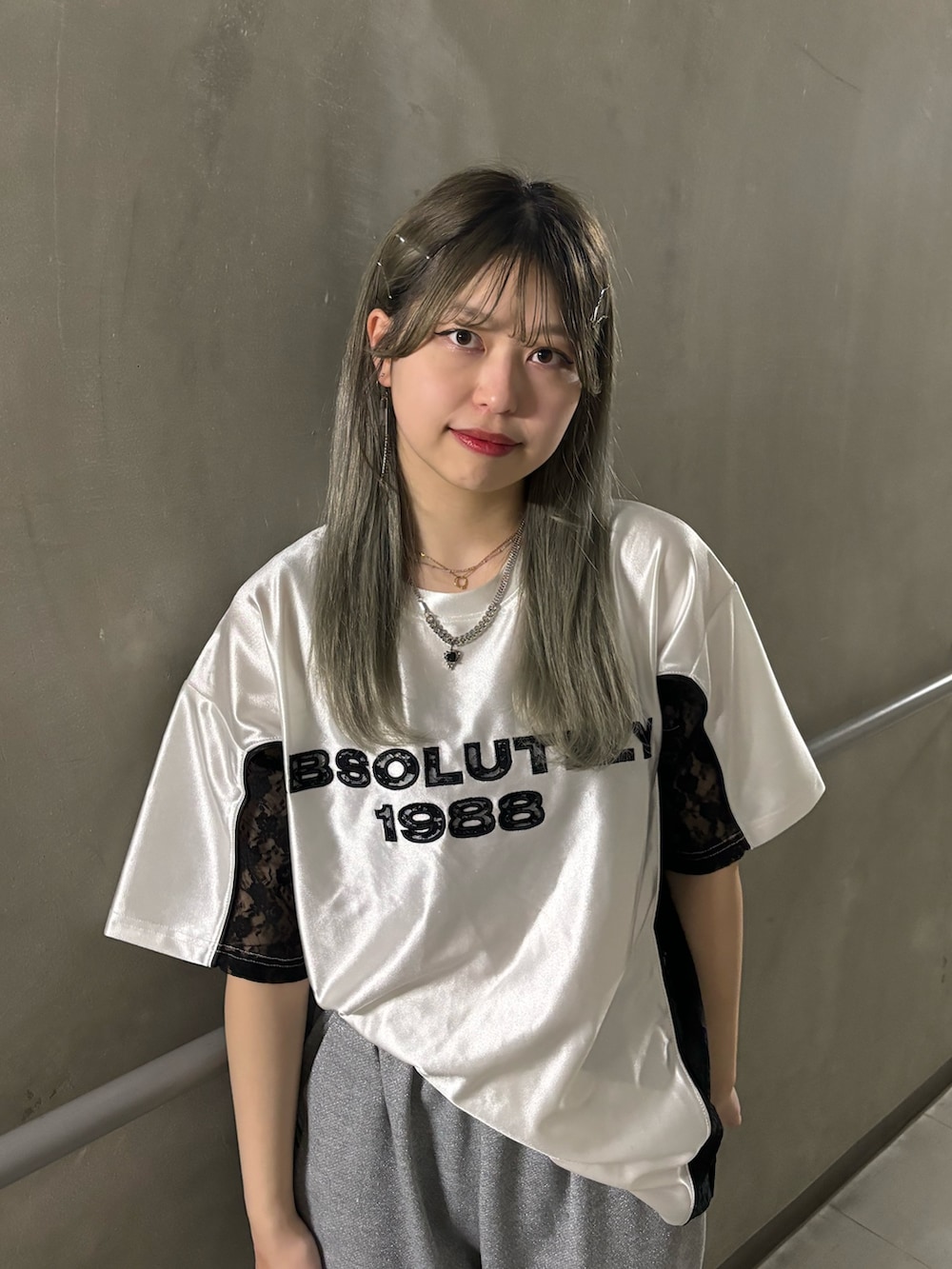 グレー系のスウェットパンツ、ホワイト系のTシャツ/カットソー、シルバー系のネックレスを着用したレディースの春コーディネートの5枚目の写真