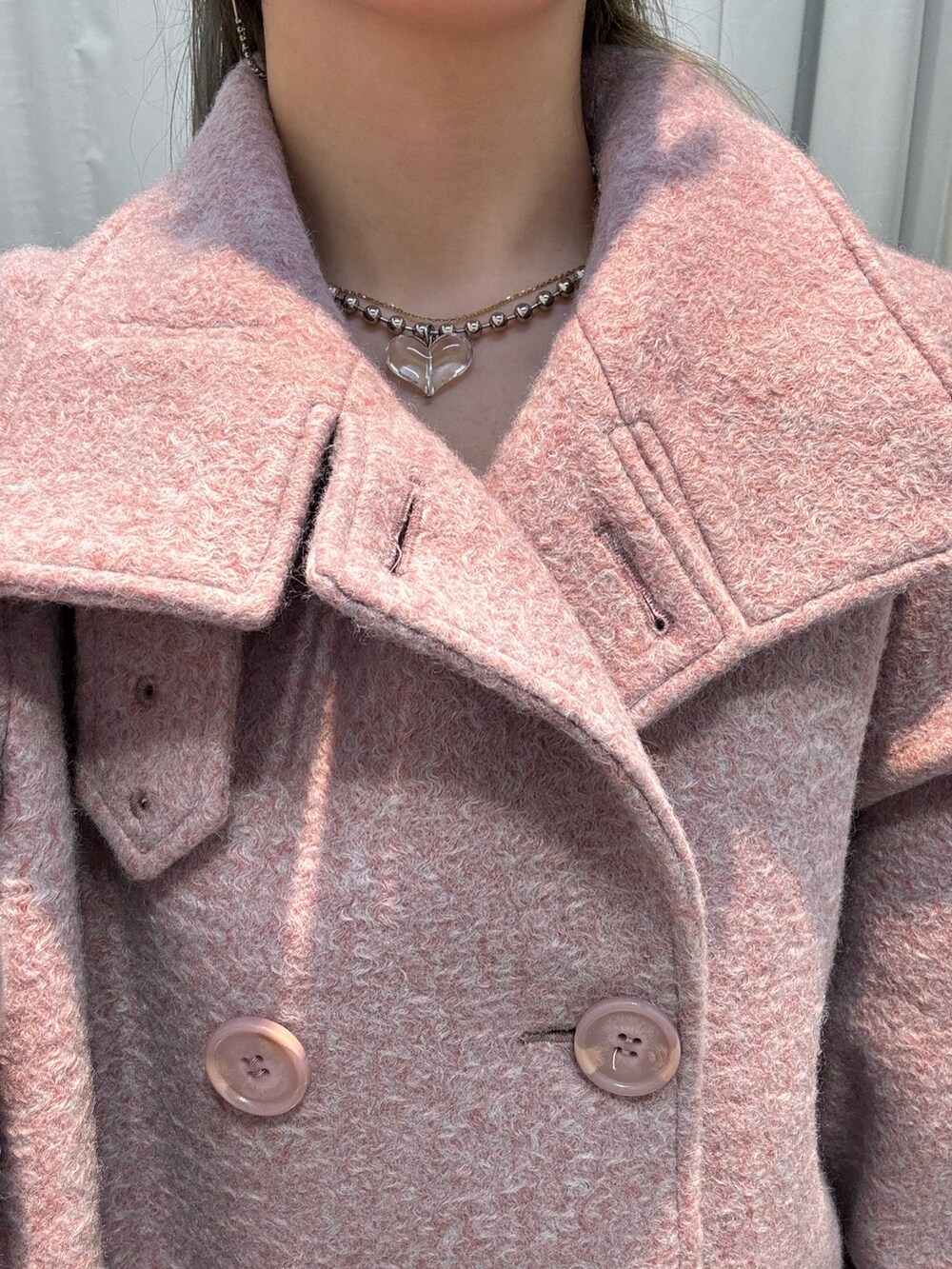 ピンク系のその他アウター、ブラック系のブーツ、その他のネックレスを着用したレディースの夏コーディネートの8枚目の写真