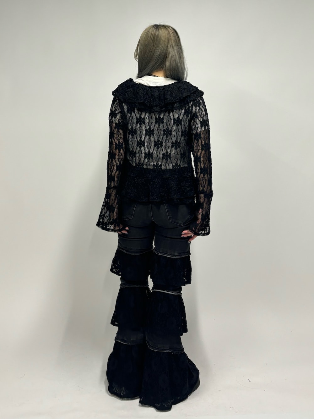 ブラック系のデニムパンツ、ブラック系のその他シューズ、ホワイト系のTシャツ/カットソーを着用したレディースの夏コーディネートの3枚目の写真