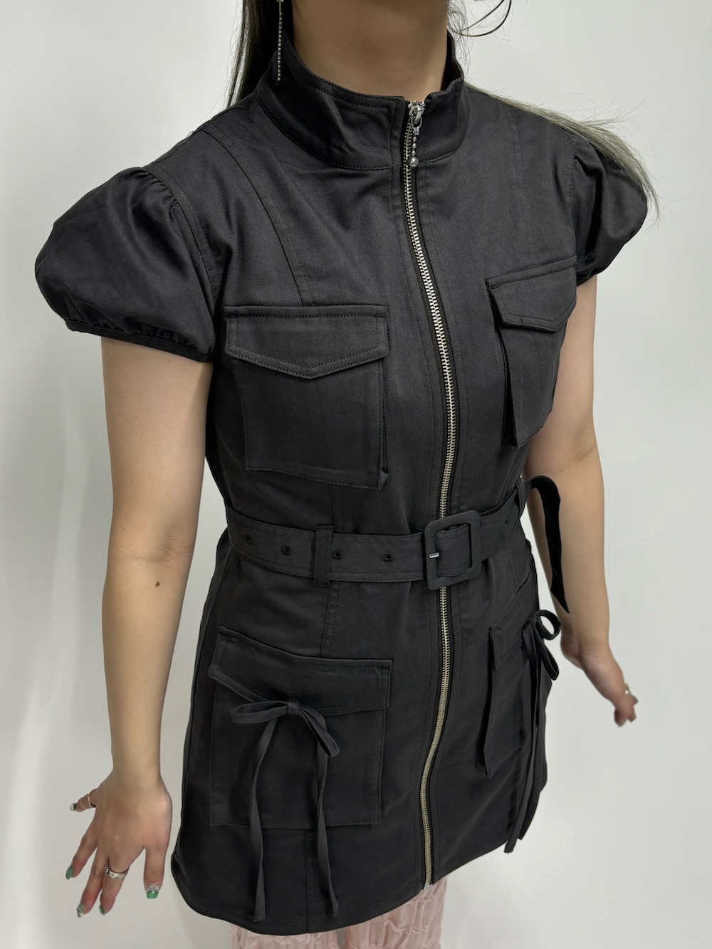 ピンク系のその他パンツ、ブラック系のワンピースを着用したレディースの春コーディネートの6枚目の写真