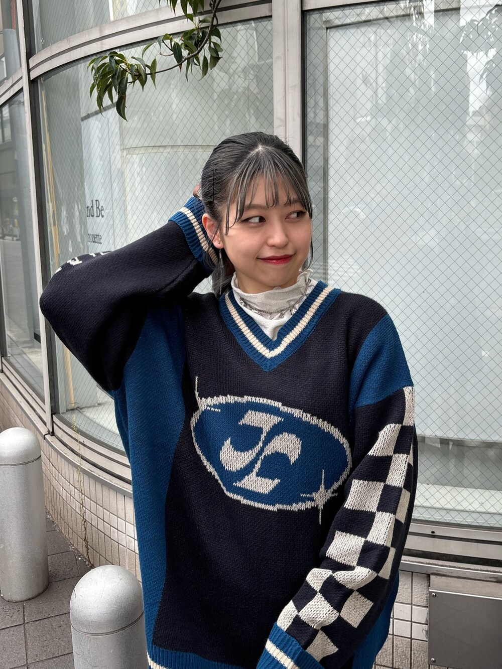 ブラック系のニット/セーター、ホワイト系のTシャツ/カットソー、ブラック系のその他パンツを着用したレディースの秋コーディネートの4枚目の写真