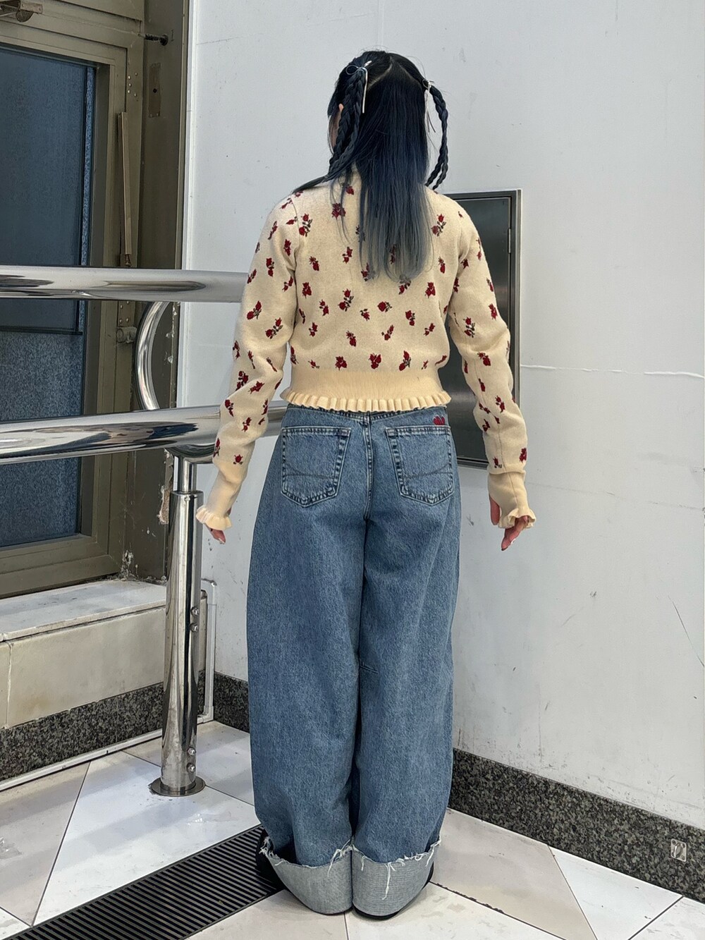 ブルー系のデニムパンツ、ブルー系のデニムパンツ、ホワイト系のニット/セーターを着用したレディースの冬コーディネートの3枚目の写真