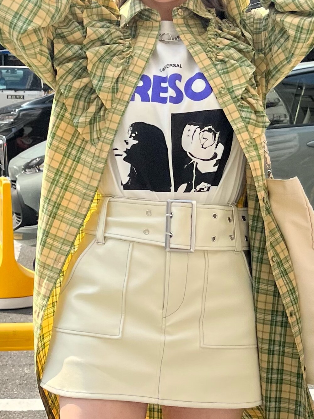 ホワイト系のその他パンツ、イエロー系のワンピース、ホワイト系のTシャツ/カットソーを着用したレディースの春コーディネートの4枚目の写真