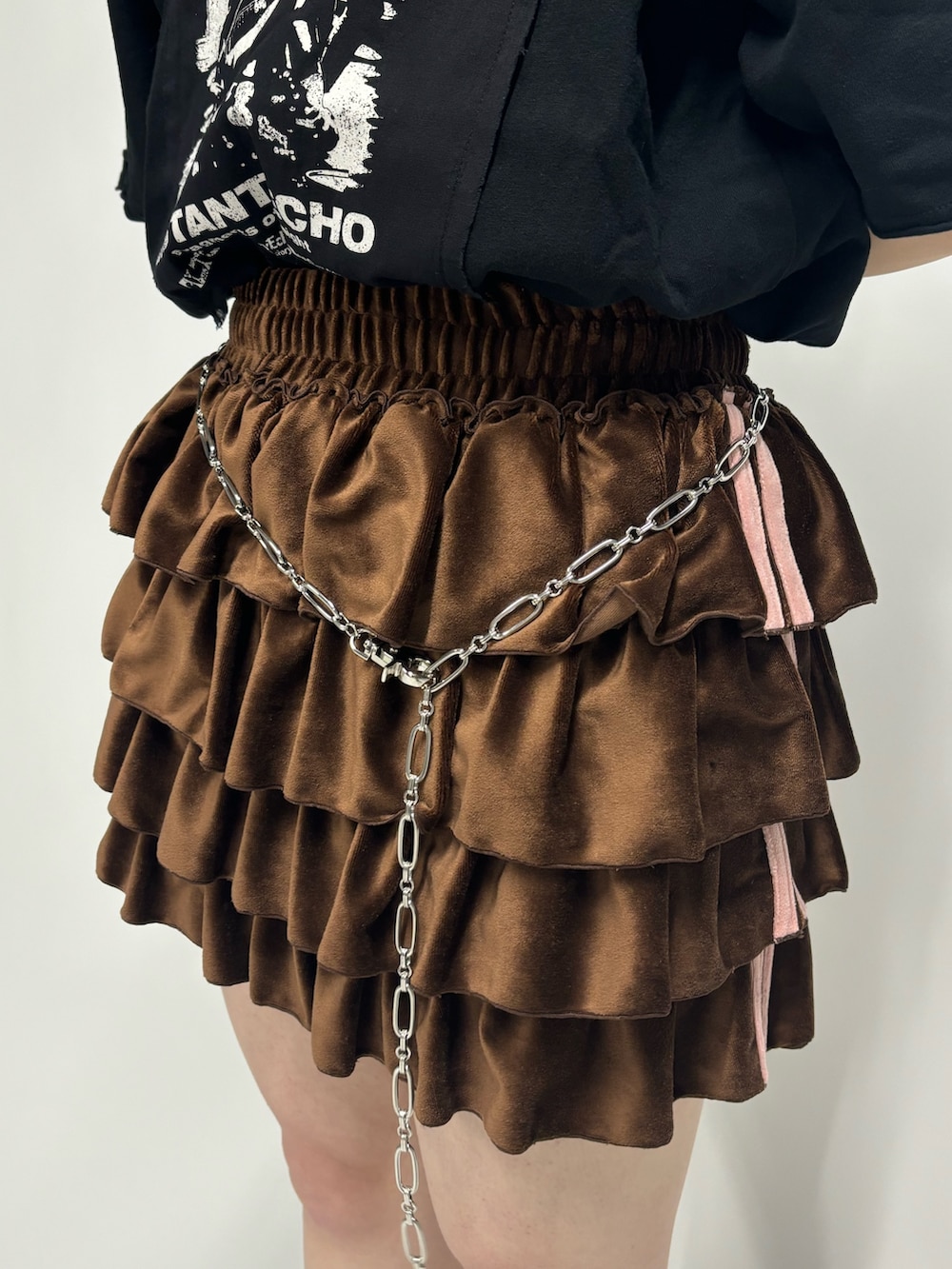 ブラウン系のスカート、ブラック系のその他シューズ、ブラック系のTシャツ/カットソーを着用したレディースの夏コーディネートの8枚目の写真