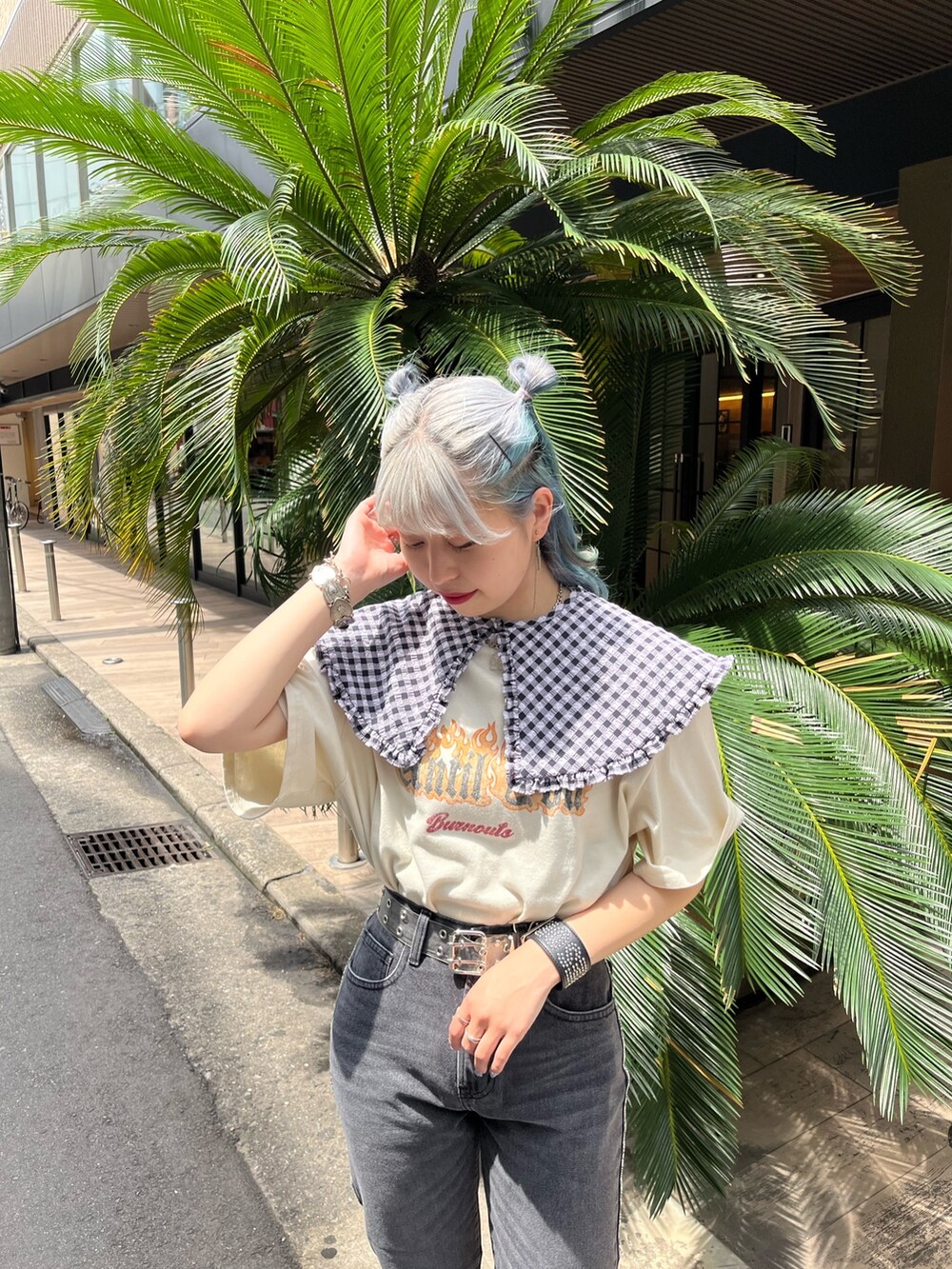 ホワイト系のTシャツ/カットソー、ブラック系のデニムパンツ、パープル系のワンピースを着用したレディースの夏コーディネートの6枚目の写真