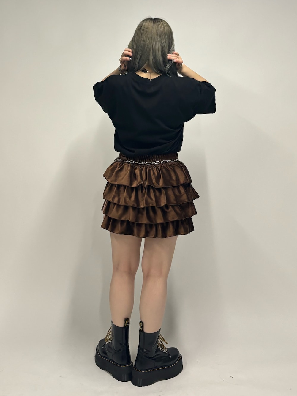 ブラウン系のスカート、ブラック系のその他シューズ、ブラック系のTシャツ/カットソーを着用したレディースの夏コーディネートの3枚目の写真