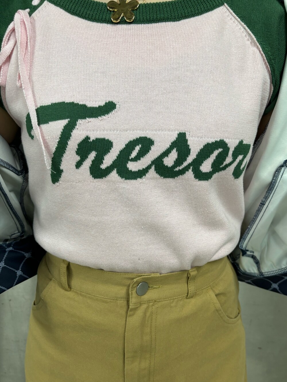 ベージュ系のスカート、ピンク系のニット/セーター、ブルー系のジャージを着用したレディースの春コーディネートの7枚目の写真