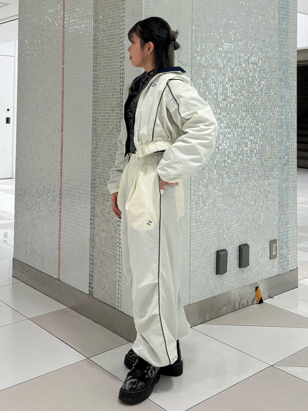 ホワイト系のその他パンツ、ホワイト系のブルゾン、グレー系のワンピースを着用したレディースの秋コーディネートの2枚目の写真