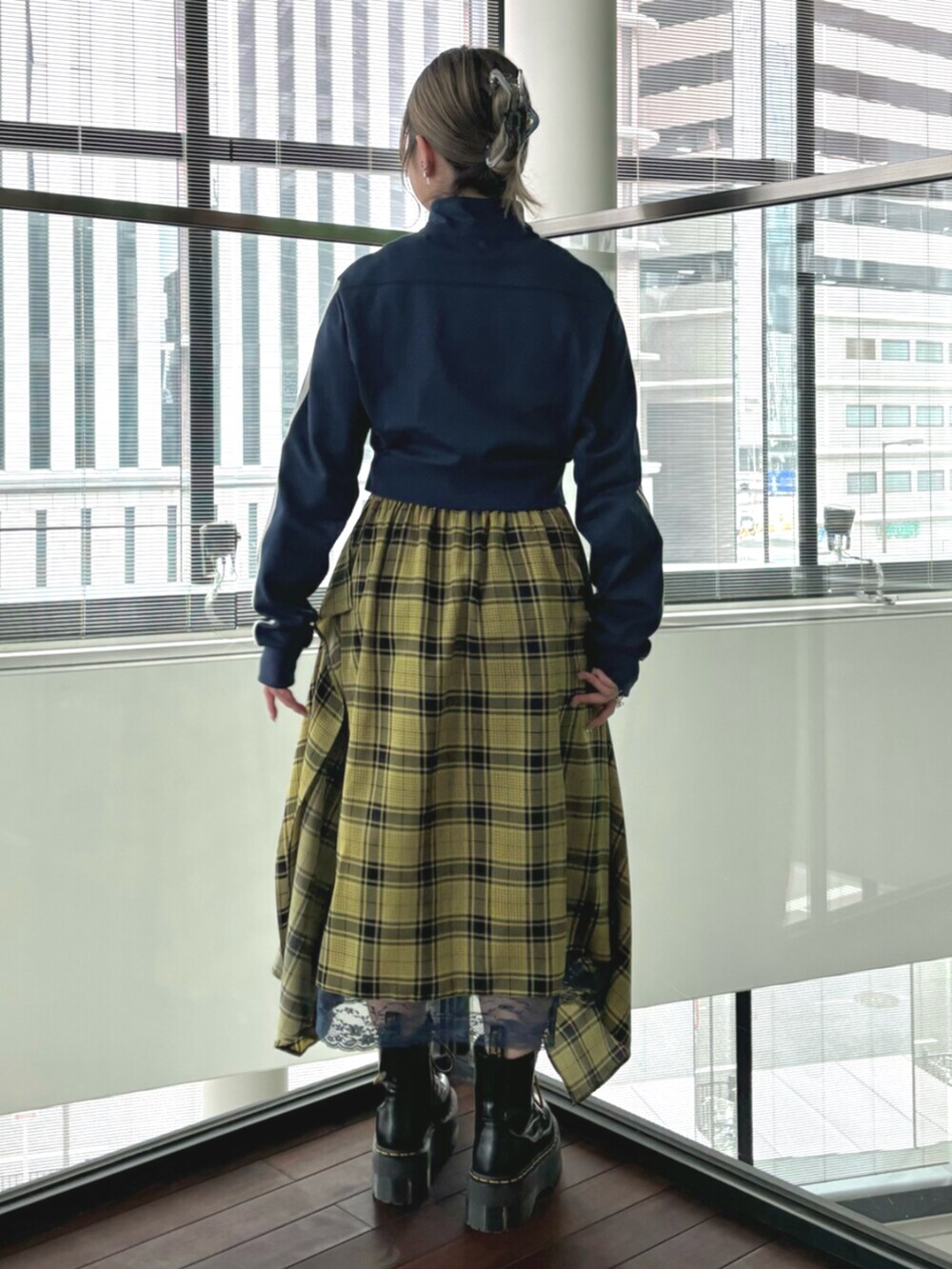 ブラック系のその他シューズ、ブルー系のジャージ、イエロー系のスカートを着用したレディースの春コーディネートの4枚目の写真