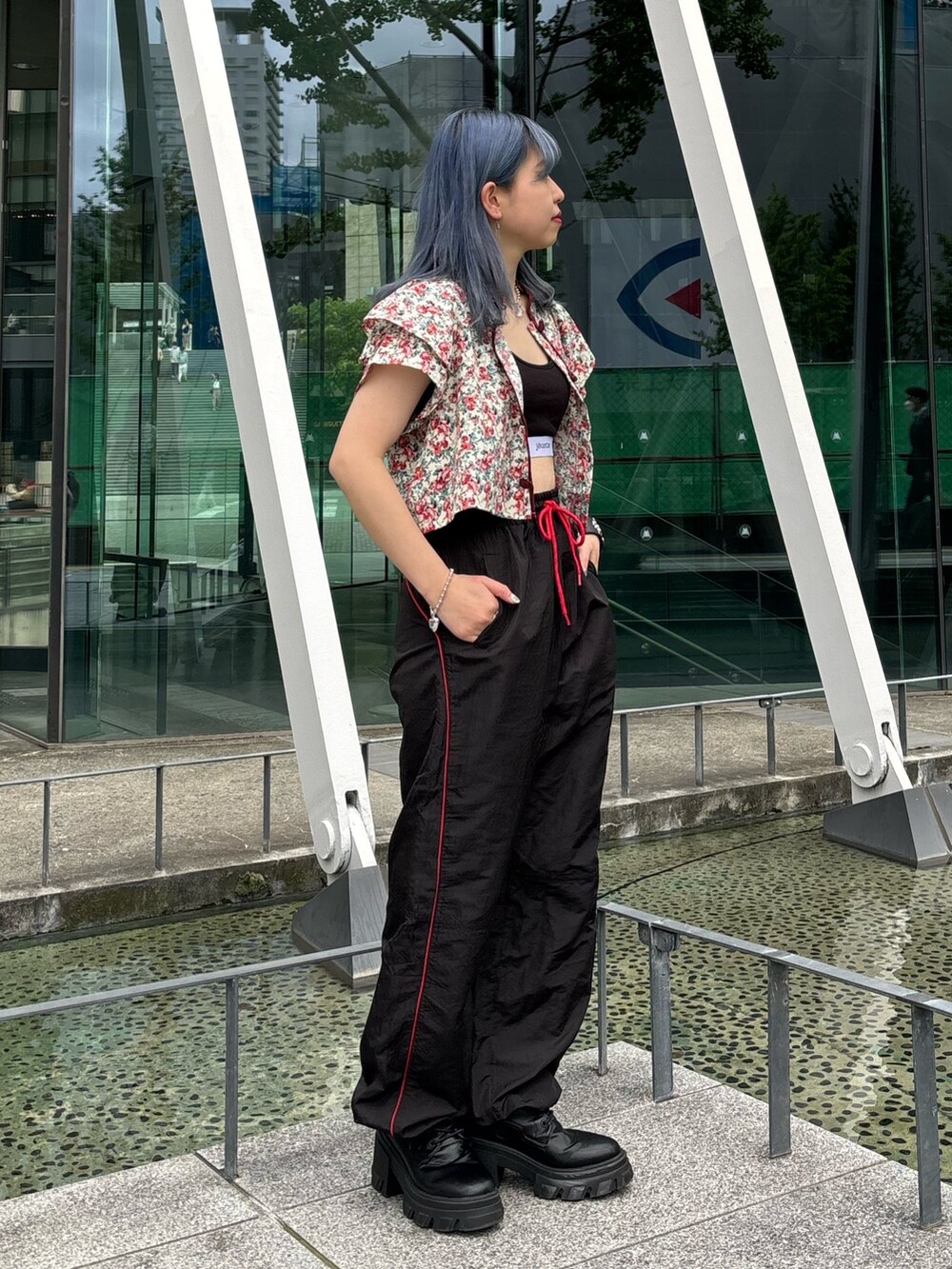 ブラック系のその他パンツ、ホワイト系のシャツ/ブラウス、シルバー系のブレスレットを着用したレディースの春コーディネートの2枚目の写真