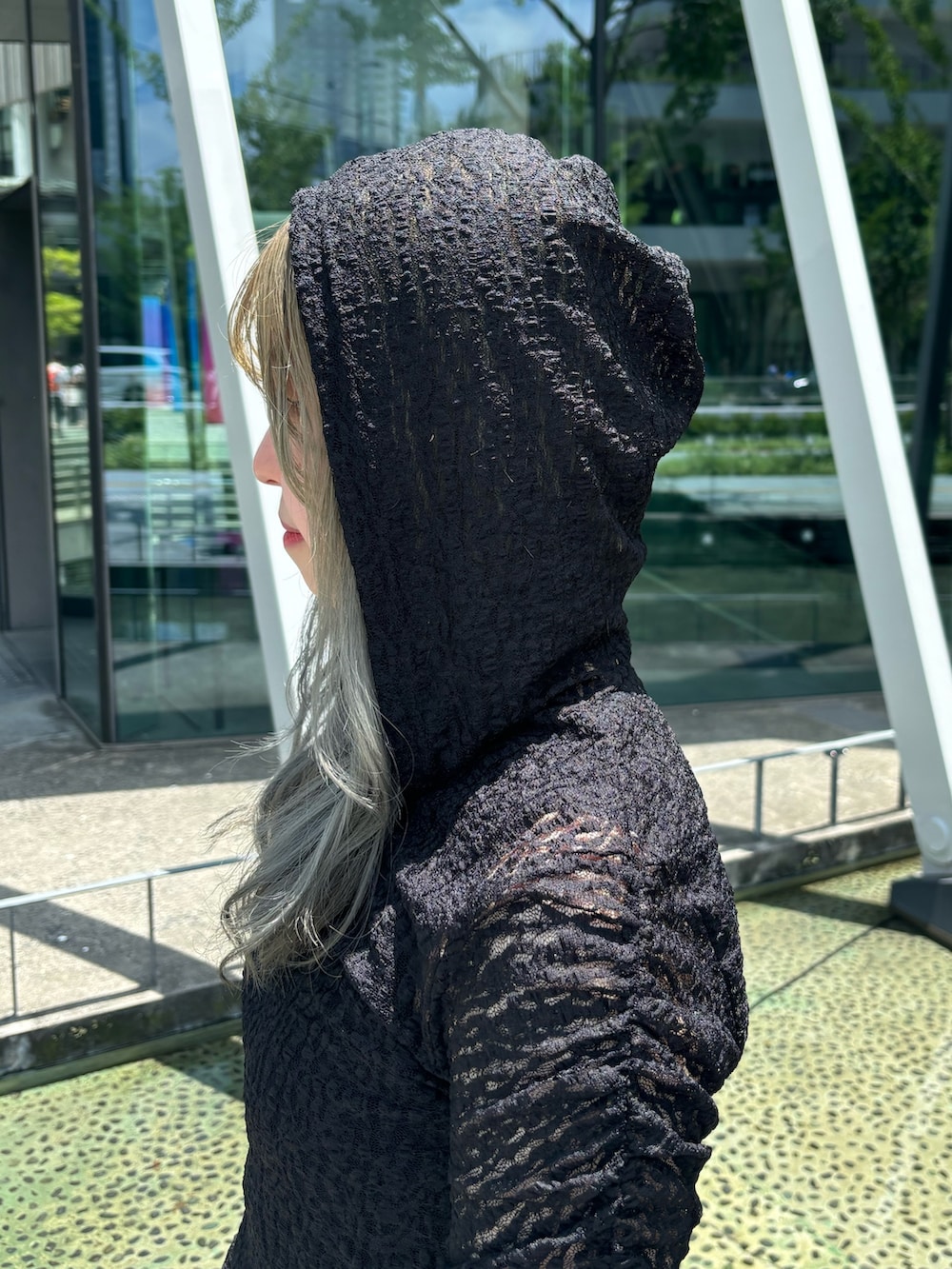 グリーン系のその他パンツ、ブラック系のその他シューズ、ブラック系のタンクトップを着用したレディースの夏コーディネートの7枚目の写真