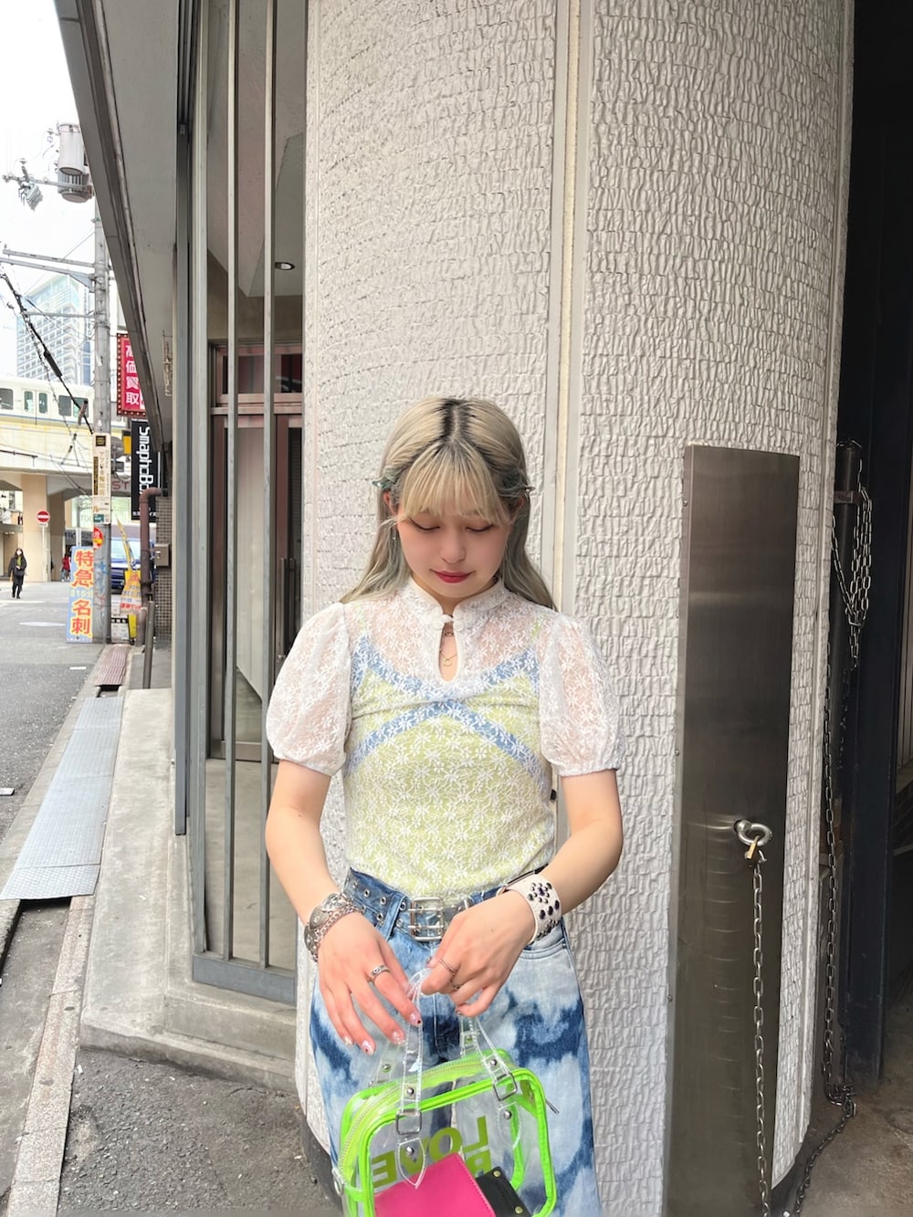 ホワイト系のTシャツ/カットソー、ブルー系のデニムパンツ、その他のボストンバッグを着用したレディースの春コーディネートの2枚目の写真