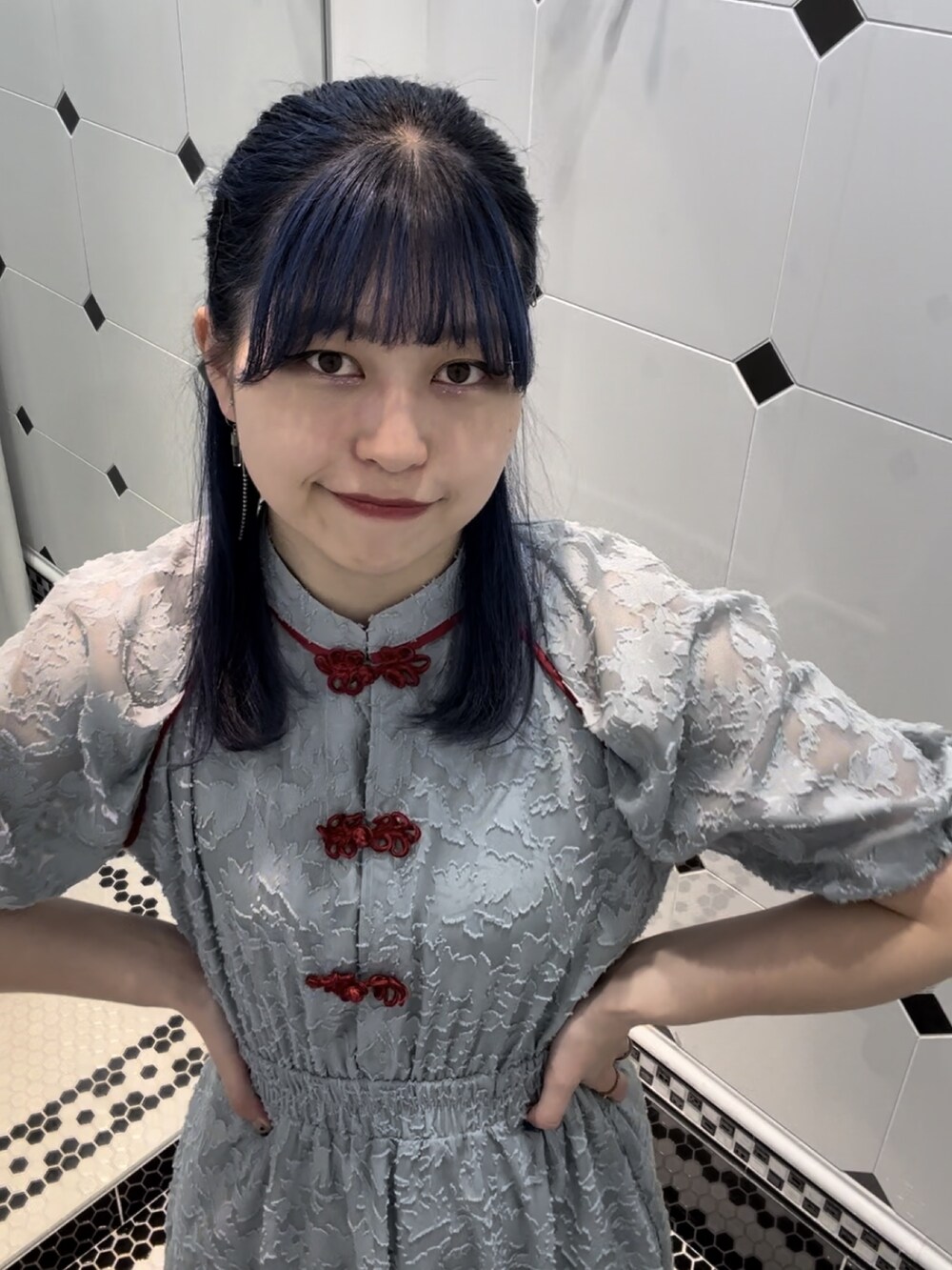 ブルー系のワンピースを着用したレディースの夏コーディネートの4枚目の写真