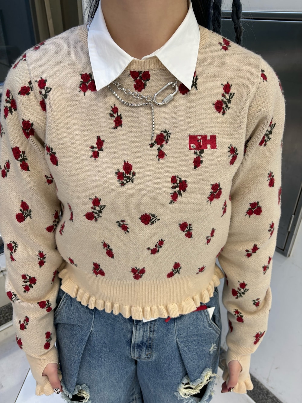 ブルー系のデニムパンツ、ブルー系のデニムパンツ、ホワイト系のニット/セーターを着用したレディースの冬コーディネートの5枚目の写真