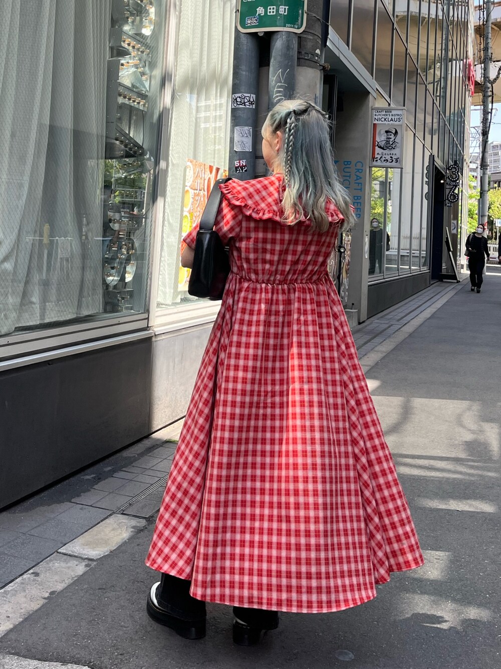 ブラック系のハンドバッグ、ホワイト系のTシャツ/カットソー、レッド系のワンピースを着用したレディースの春コーディネートの4枚目の写真