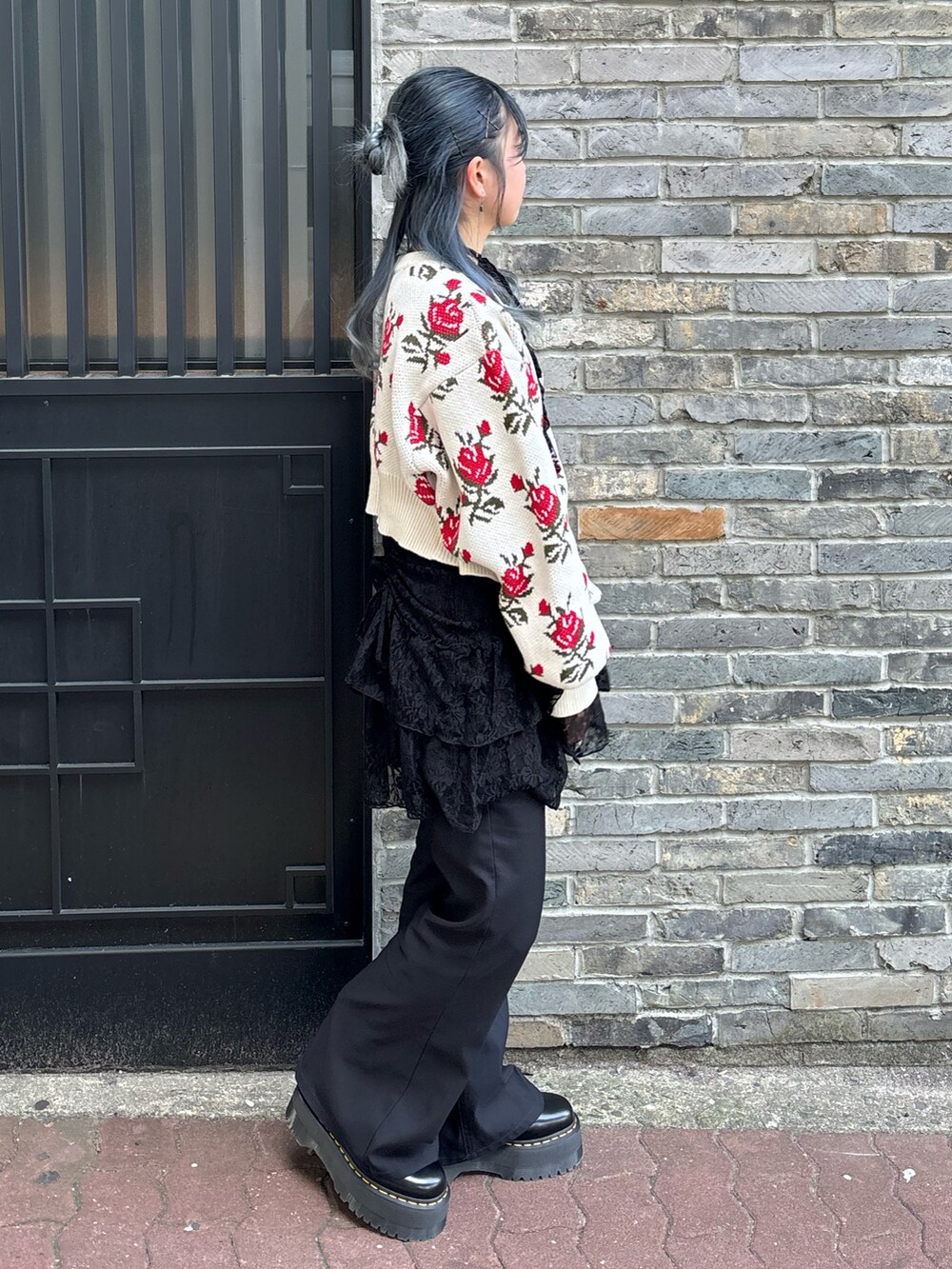 ブラック系のワンピース、ホワイト系のカーディガン/ボレロを着用したレディースの冬コーディネートの2枚目の写真